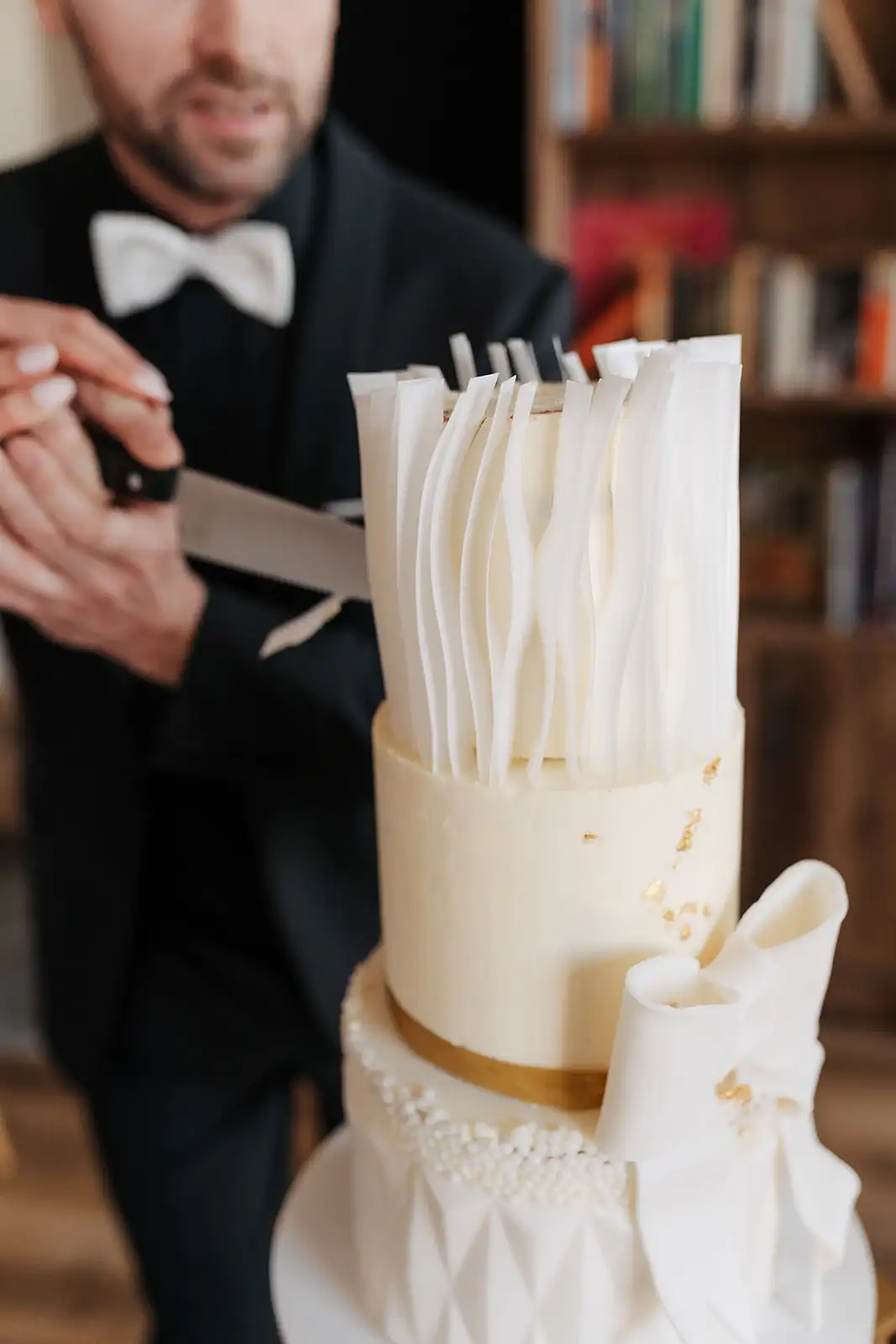 Hochzeit Hochzeitstorte Brautpaar beim Anschneiden Nahaufnahme