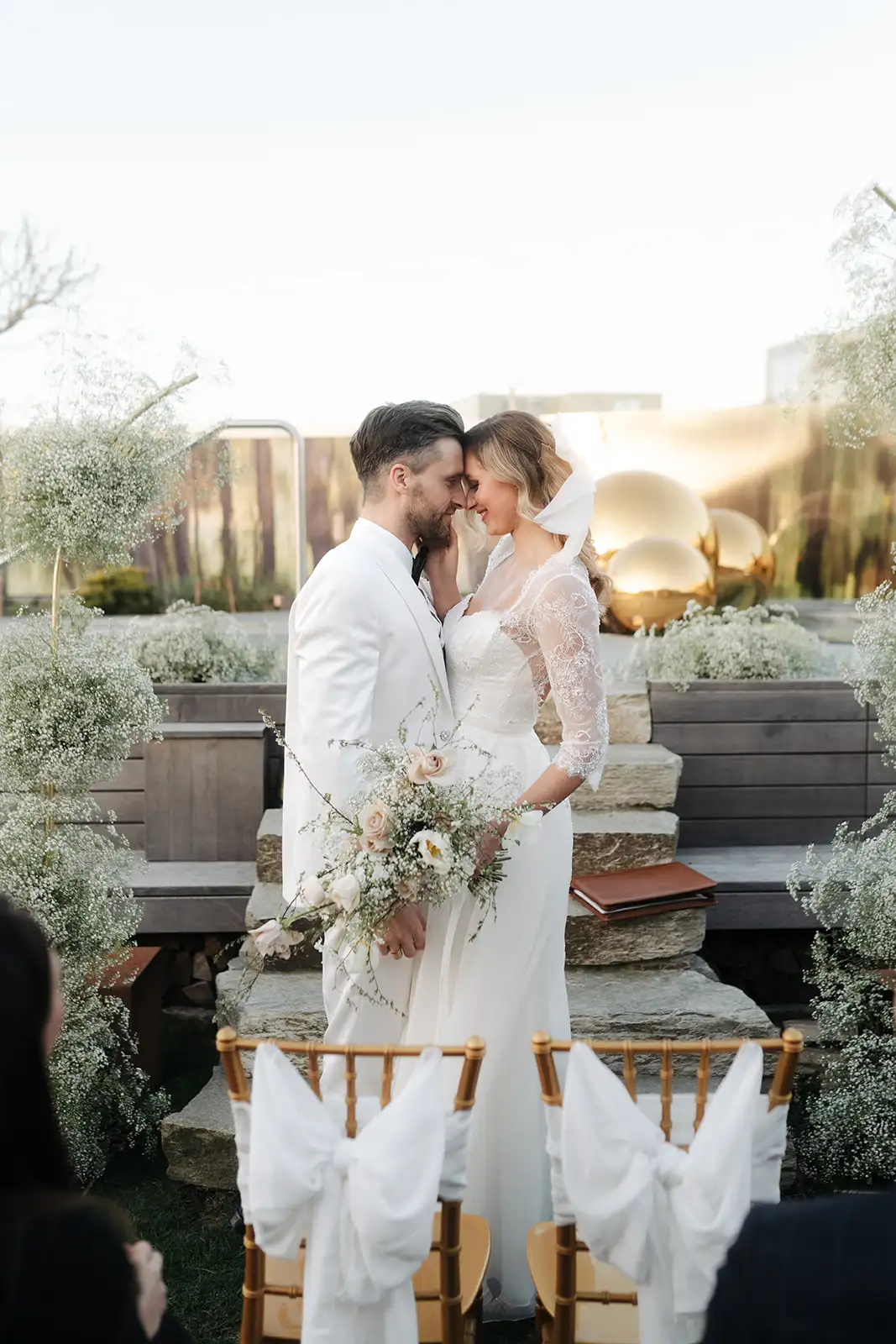 Hochzeit Zeremonie Brautpaar und Trauredner, Kuss