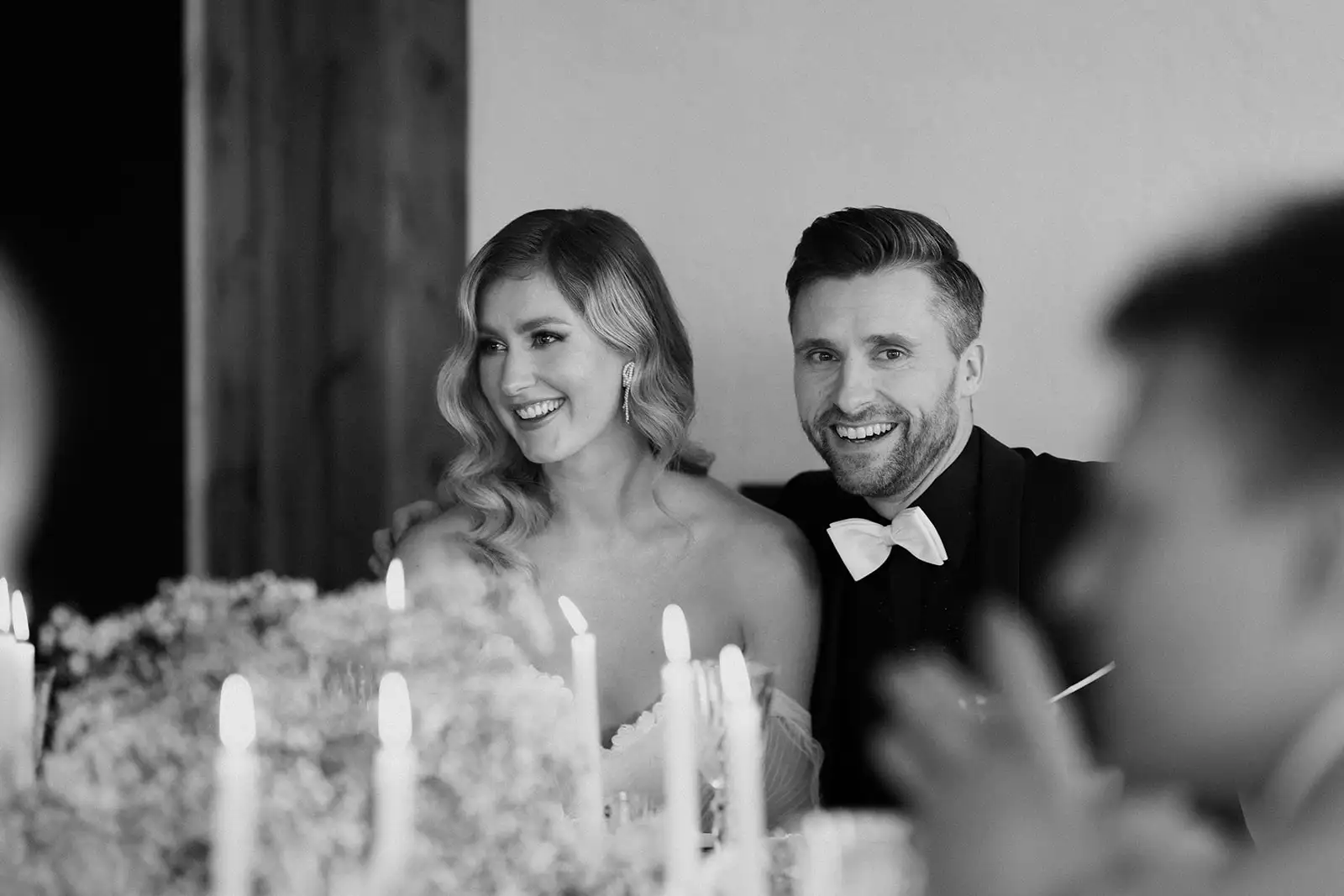 Hochzeit Dinner Brautpaar am Tisch, im Fokus