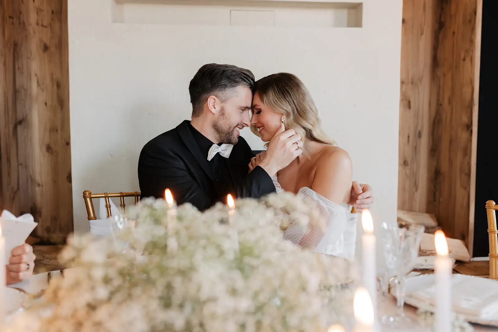 Hochzeit Dinner Brautpaar am Tisch, sitzend, Kopf an Kopf