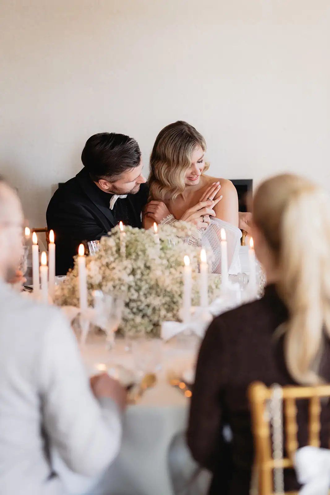 Hochzeit Dinner Brautpaar am Tisch, sitzend, lachend