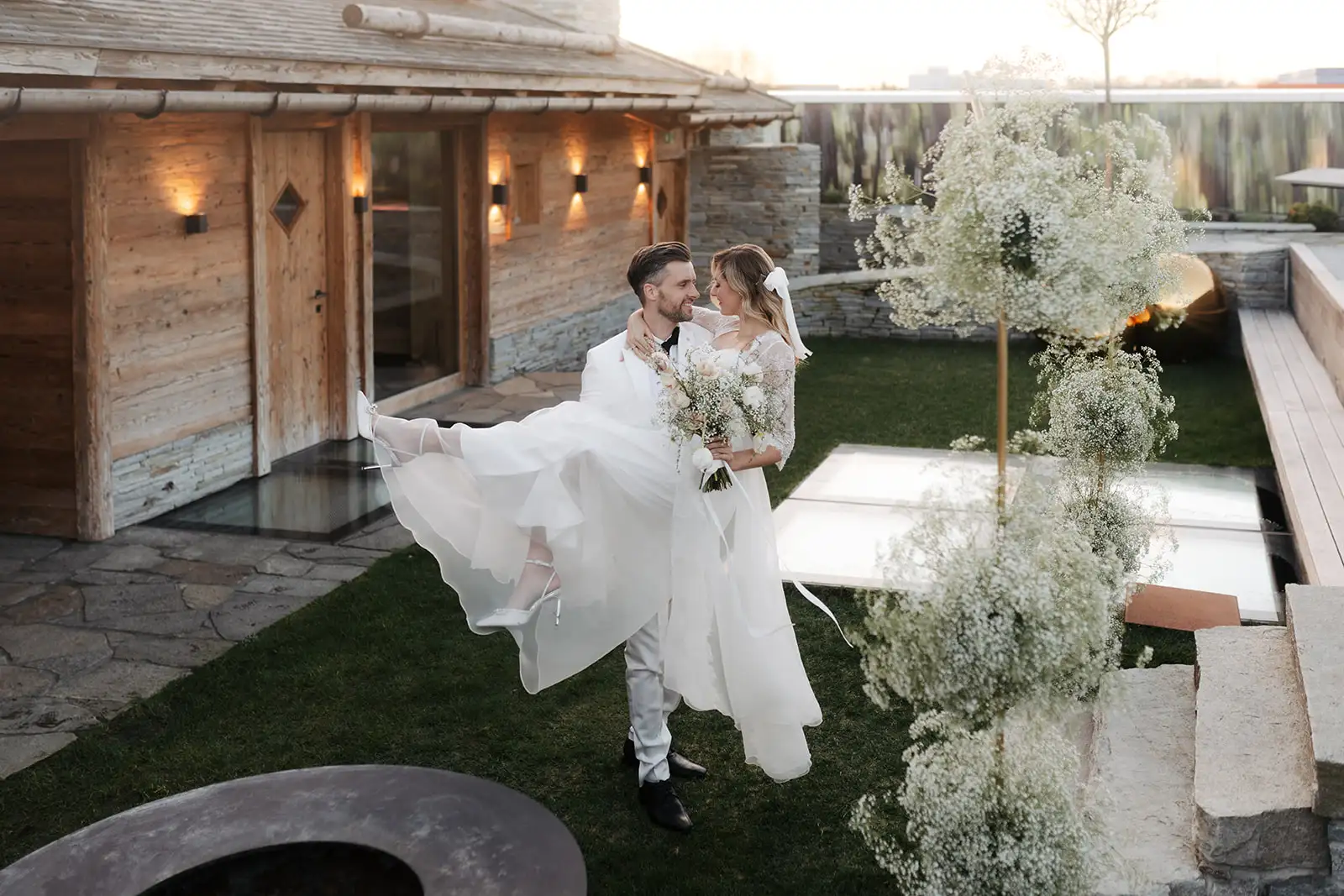 Hochzeit Paarshooting Paar, Braut wird getragen vom Bräutigam
