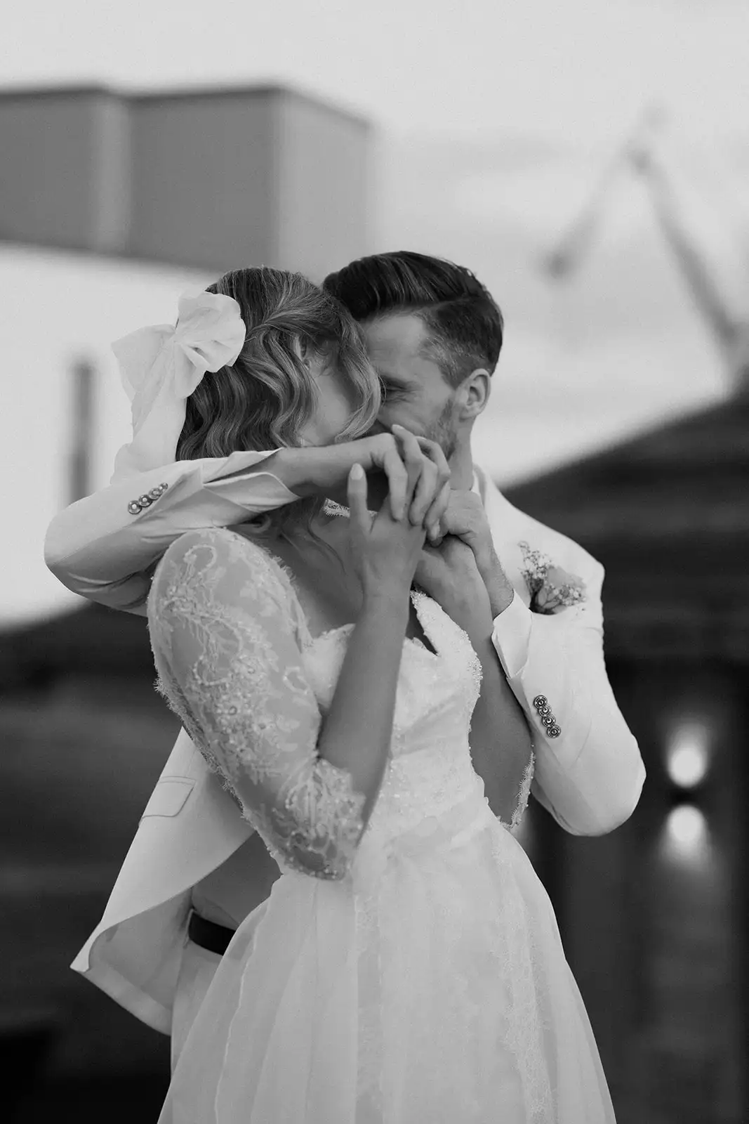 Hochzeit Paarshooting Paar am Pool, Arm in Arm, schwarz weiß