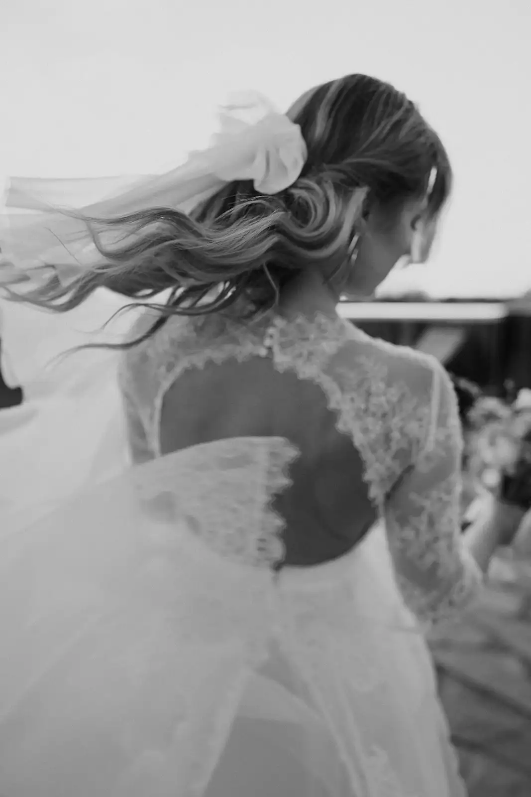 Hochzeit Paarshooting Braut von hinten schwarz weiß