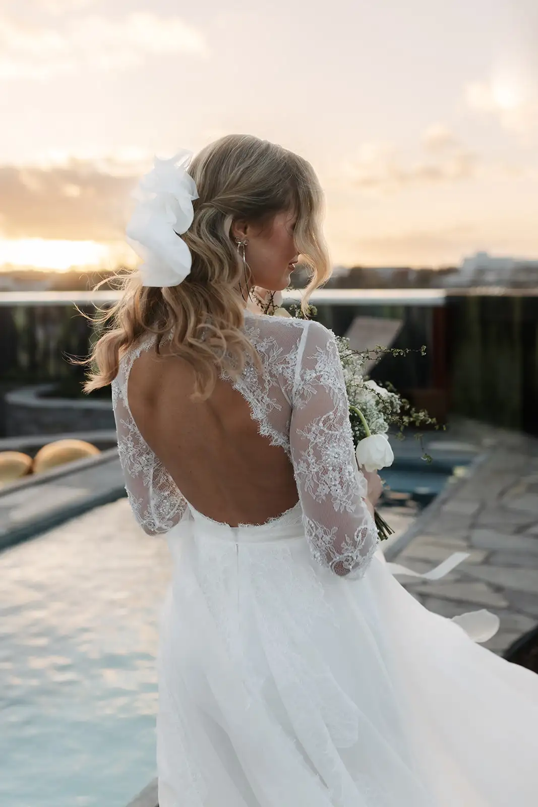 Hochzeit Paarshooting Braut von hinten Rücken mit Brautstrauß