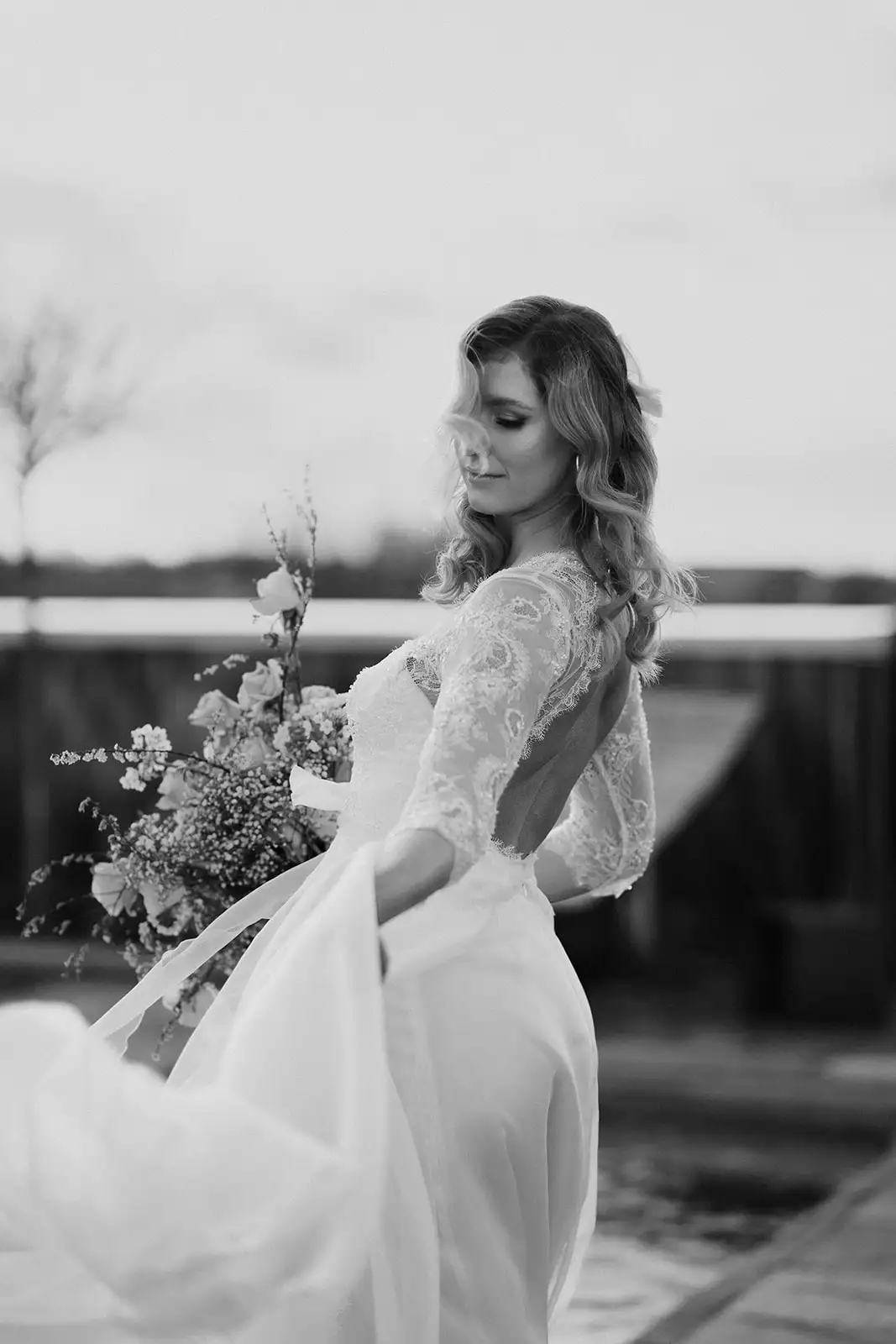 Hochzeit Paarshooting Braut mit Brautstrauß schwarz weiß