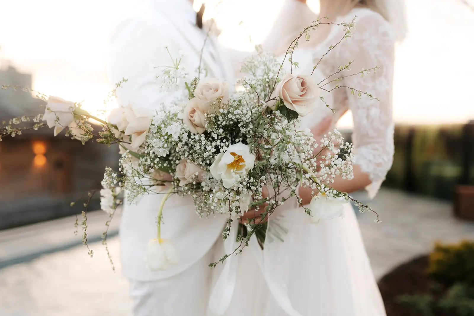 Hochzeit Paarshooting Paar Fokus auf Brautstrauß