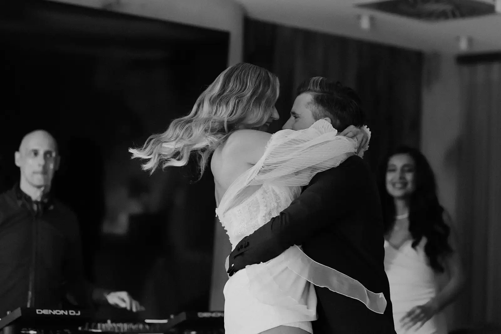 Hochzeit Party Brautpaar tanzt schwarz weiß