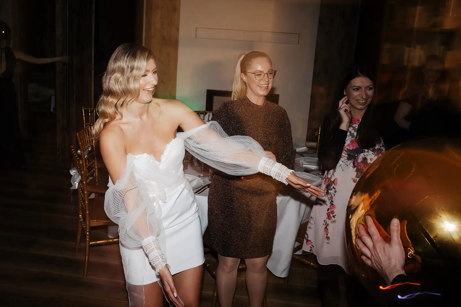 Hochzeit Party Braut tanzt mit Gästen