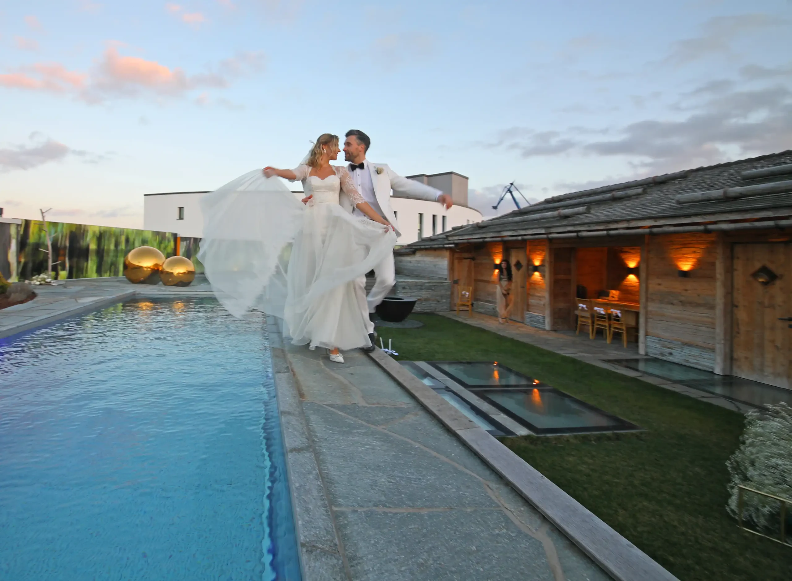 Chalet O Hochzeitsbild, Brautpaar am Pool