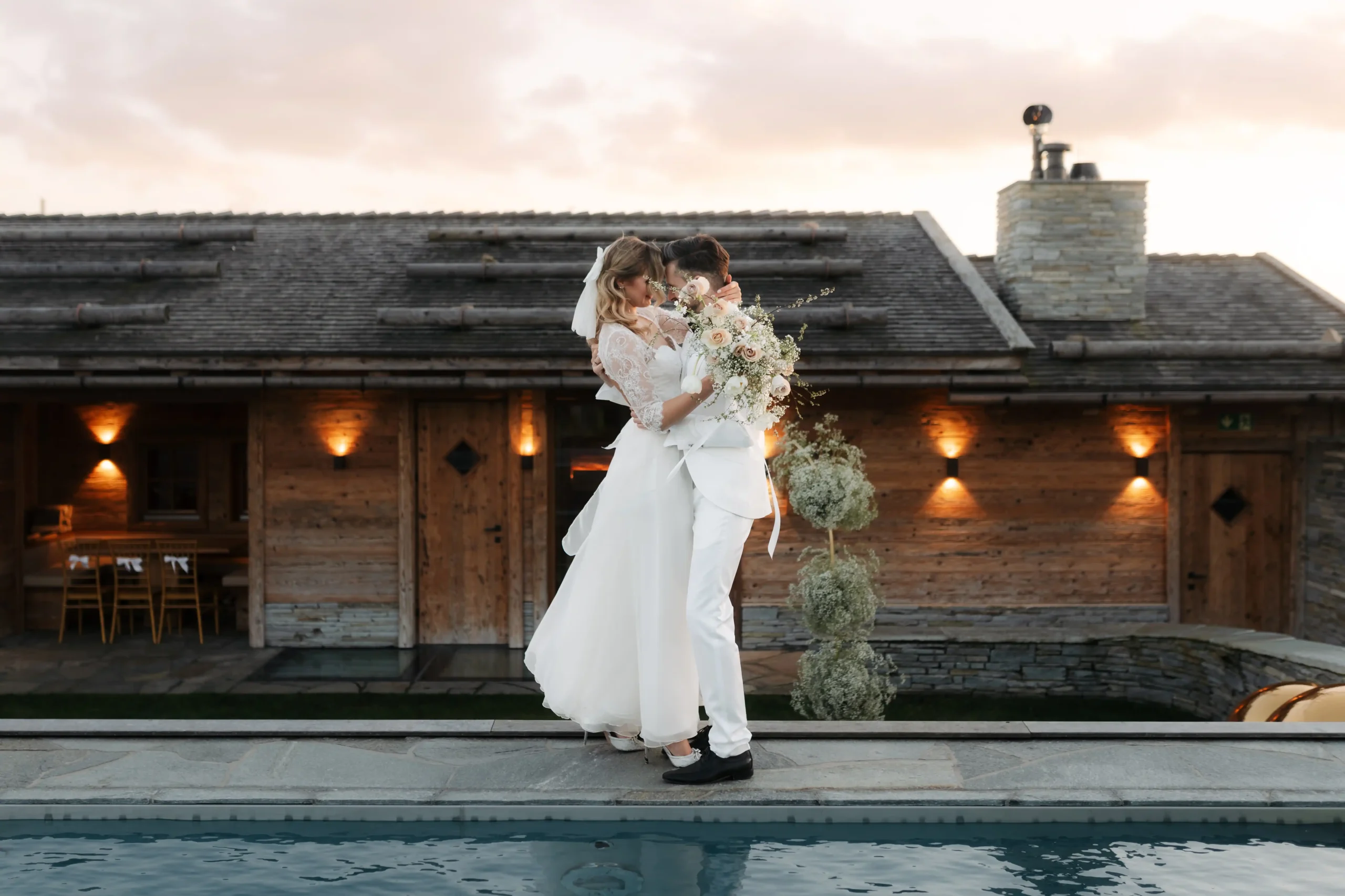 Chalet O Hochzeitsbild, Brautpaar am Pool