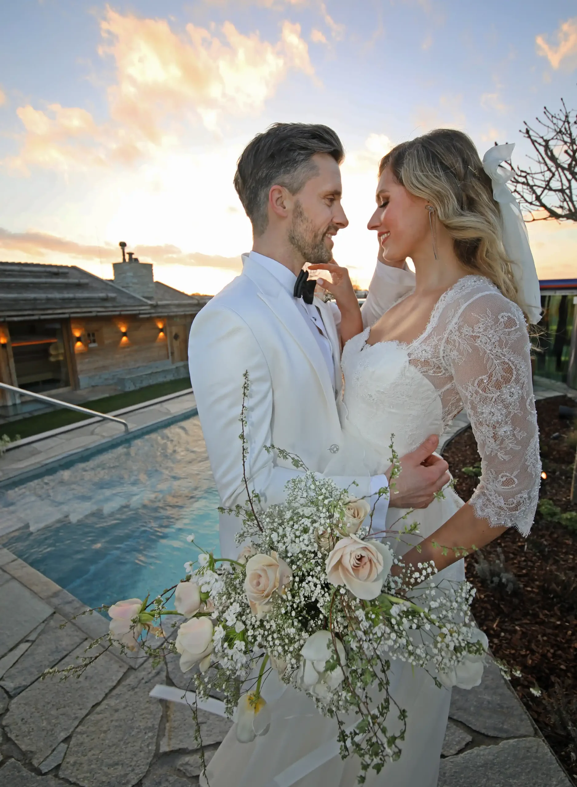 Chalet O Galerie Hochzeitsbild, Brautpaar mit Brutstrauß am Pool