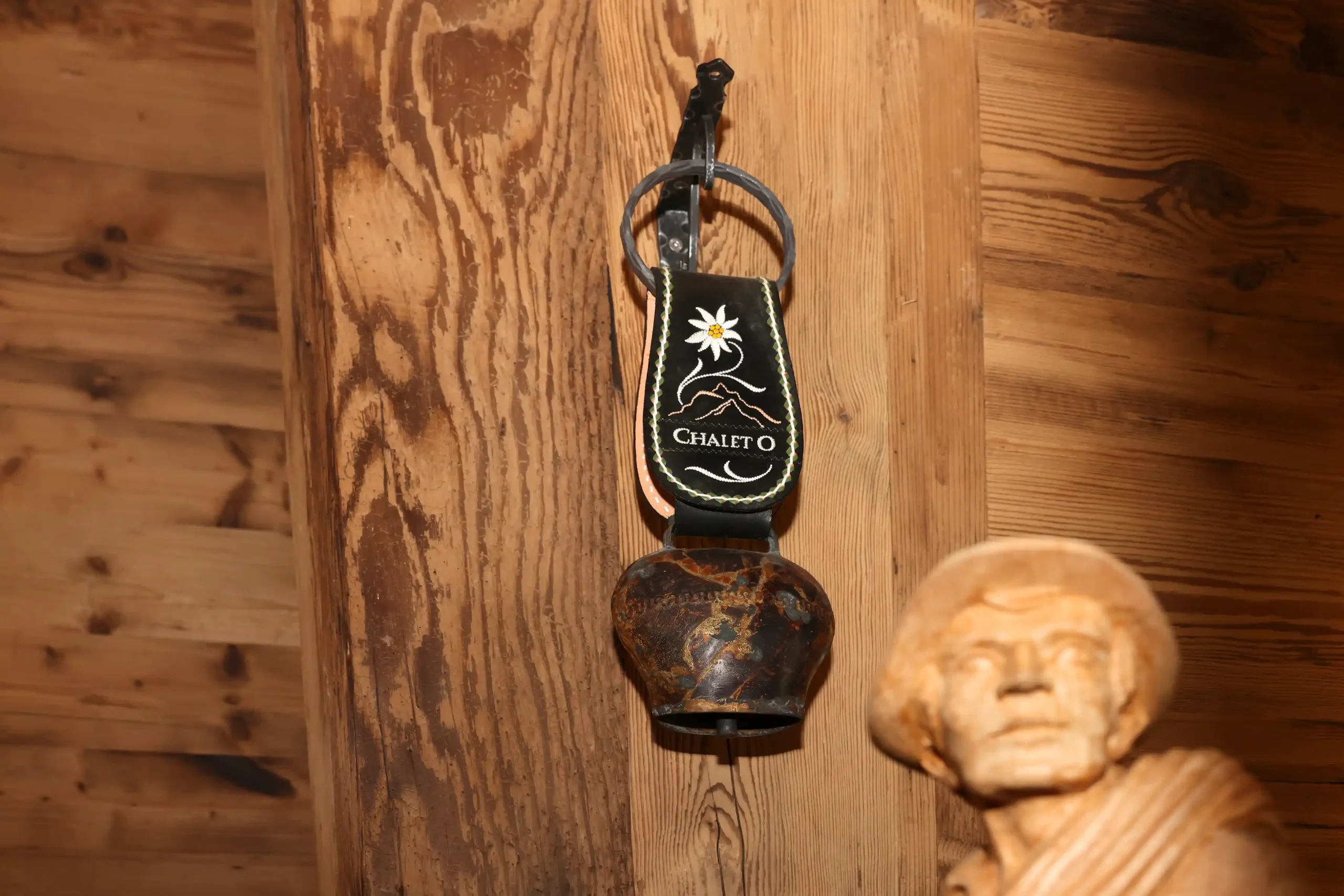 Chalet O Galerie Drinnen Kuhglocke