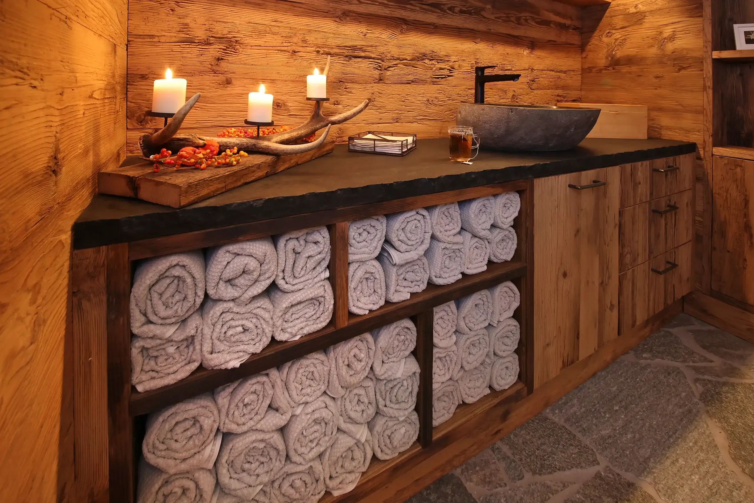 Chalet O Galerie Drinnen Sauna Vorraum Handtücher im Regal
