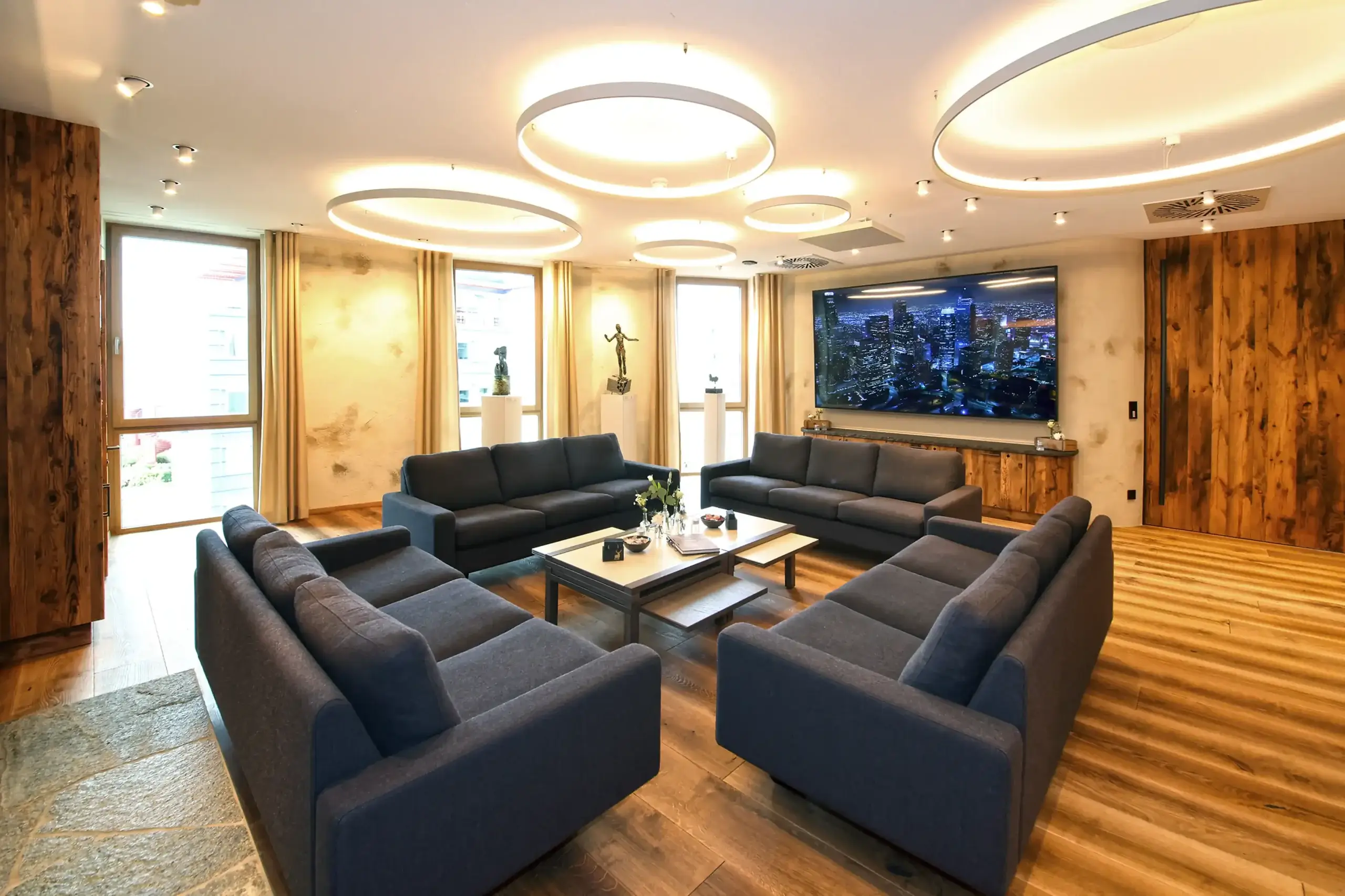 Chalet O Drinnen großer Raum mit Sofas