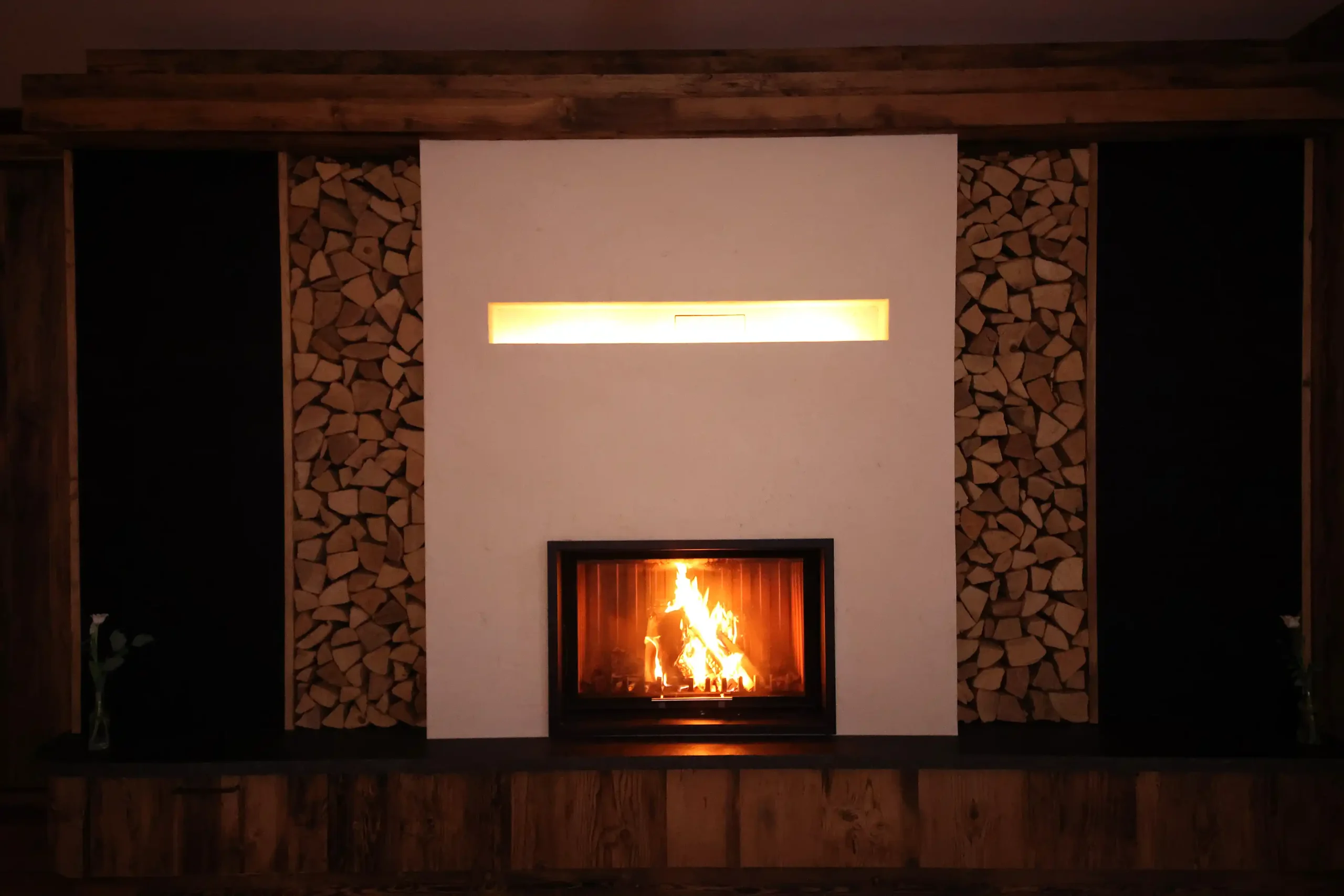 Chalet O Drinnen großer Raum Kamin