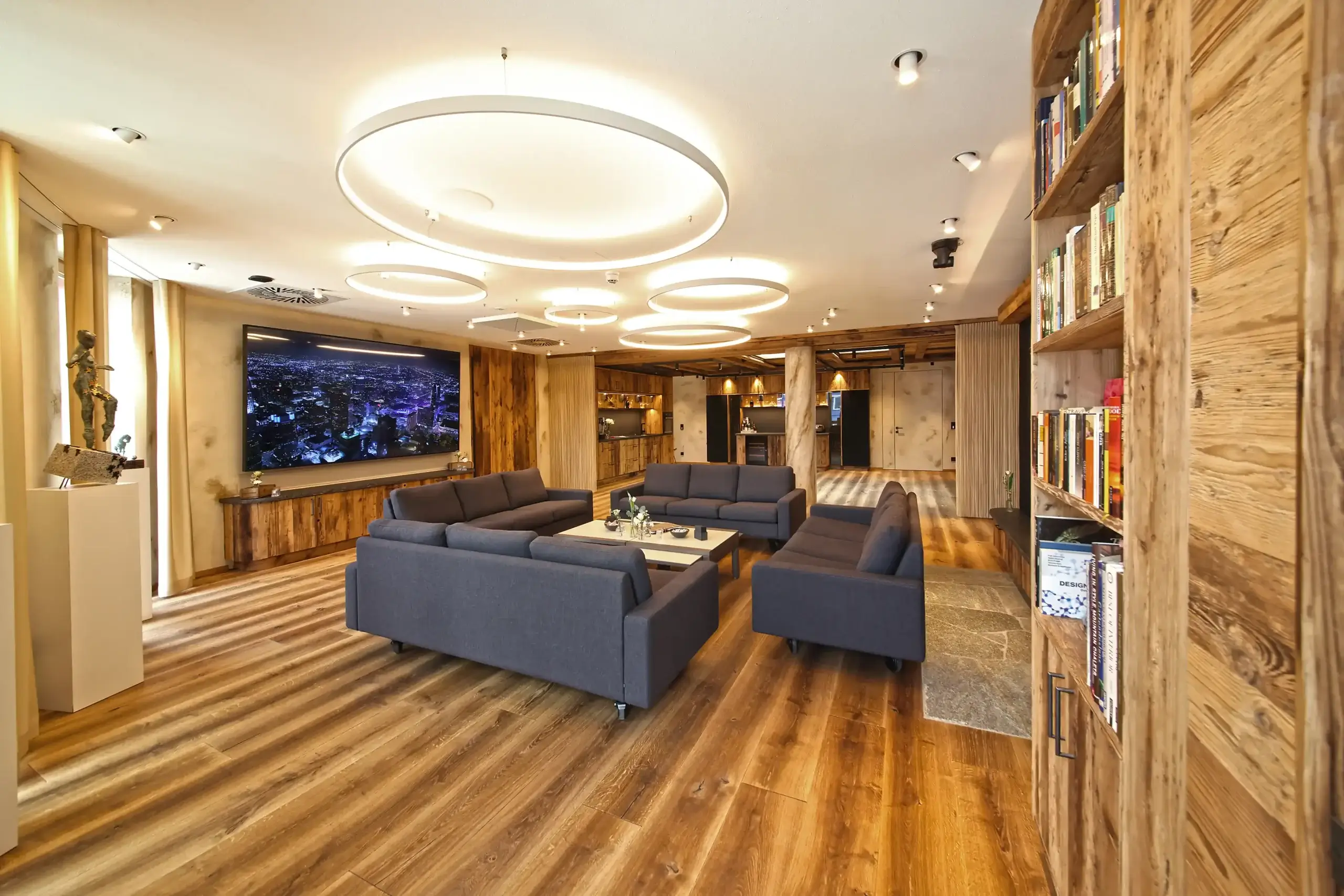 Chalet O Drinnen großer Raum, mit Sofas