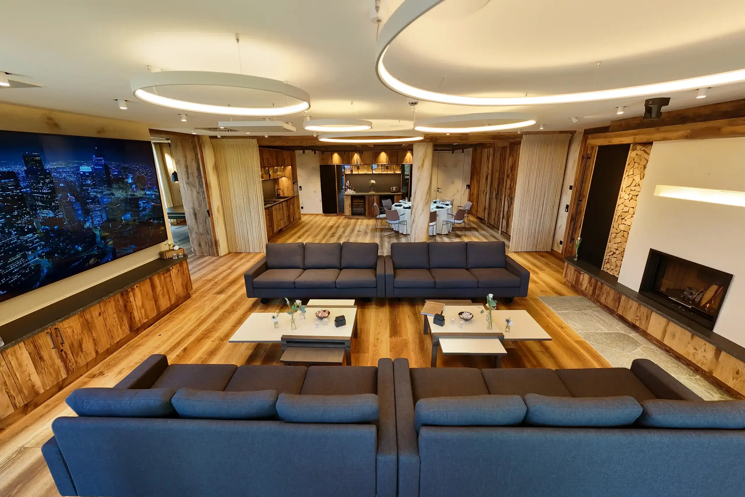 Chalet O Drinnen großer Raum, mit Sofas