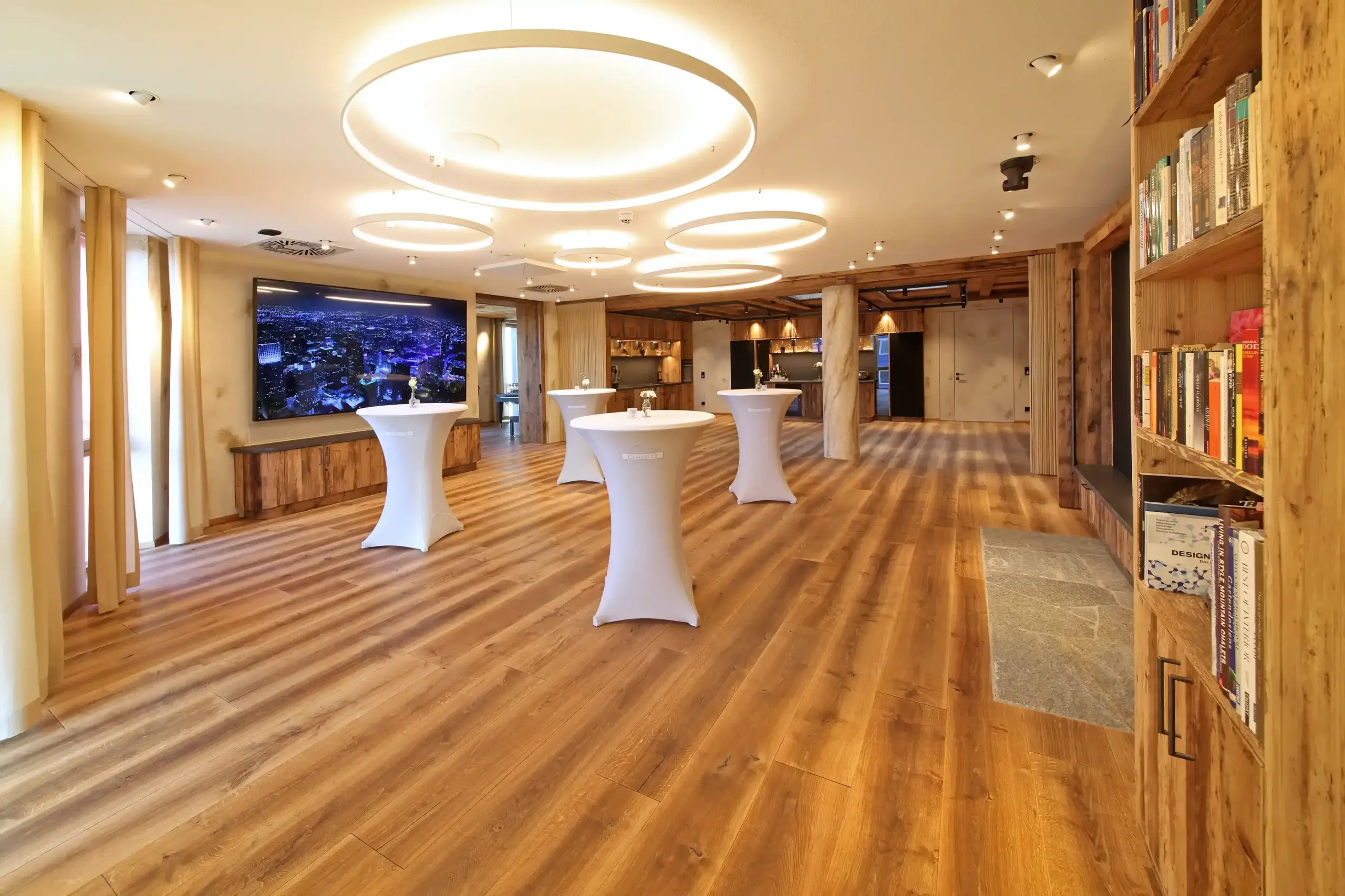 Chalet O Drinnen großer Raum mit Stehtischen