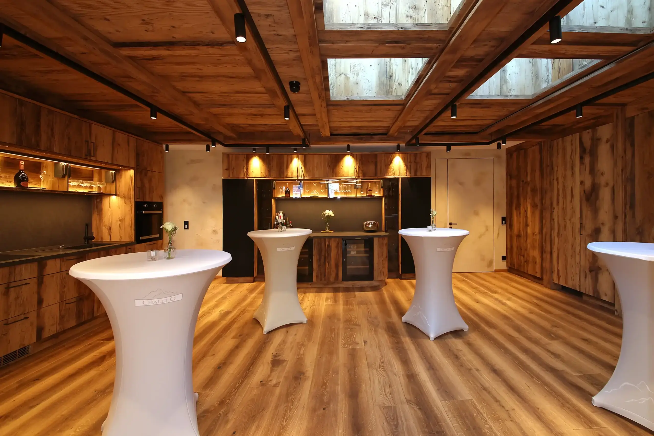 Chalet O Drinnen großer Raum mit Stehtischen