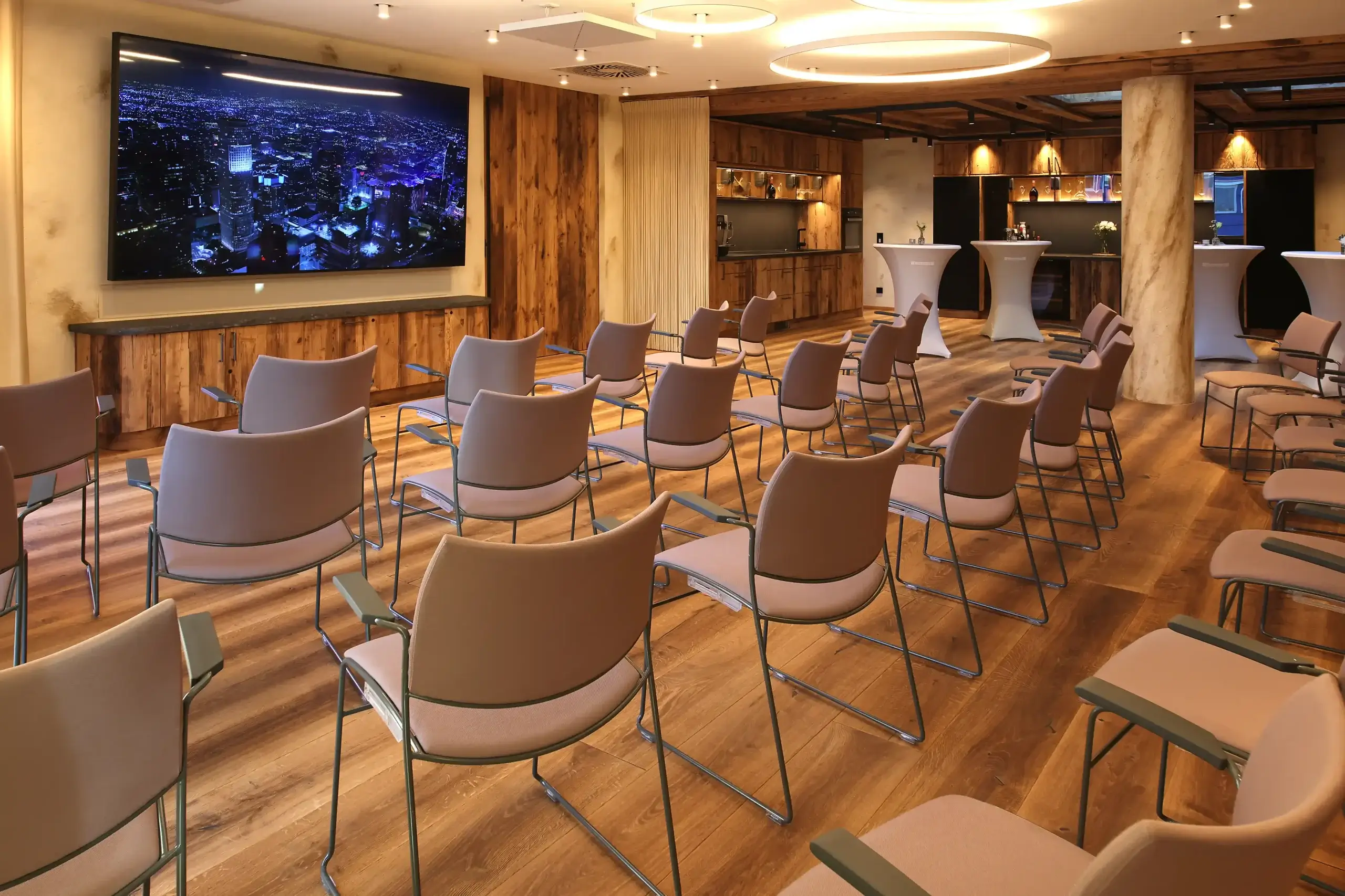 Chalet O Drinnen großer Raum mit Stühlen, Seminar