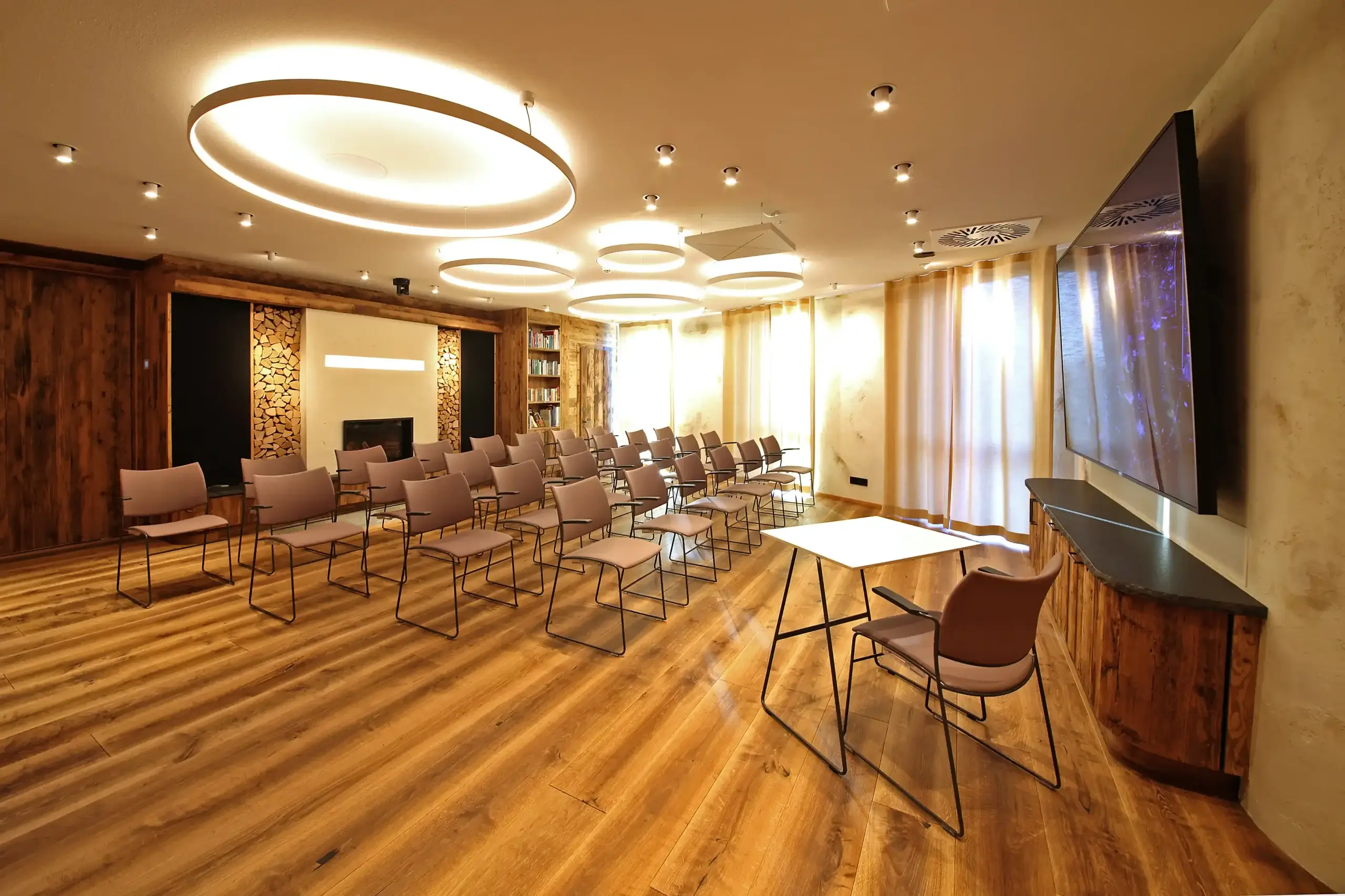 Chalet O Drinnen großer Raum mit Stühlen, Seminar