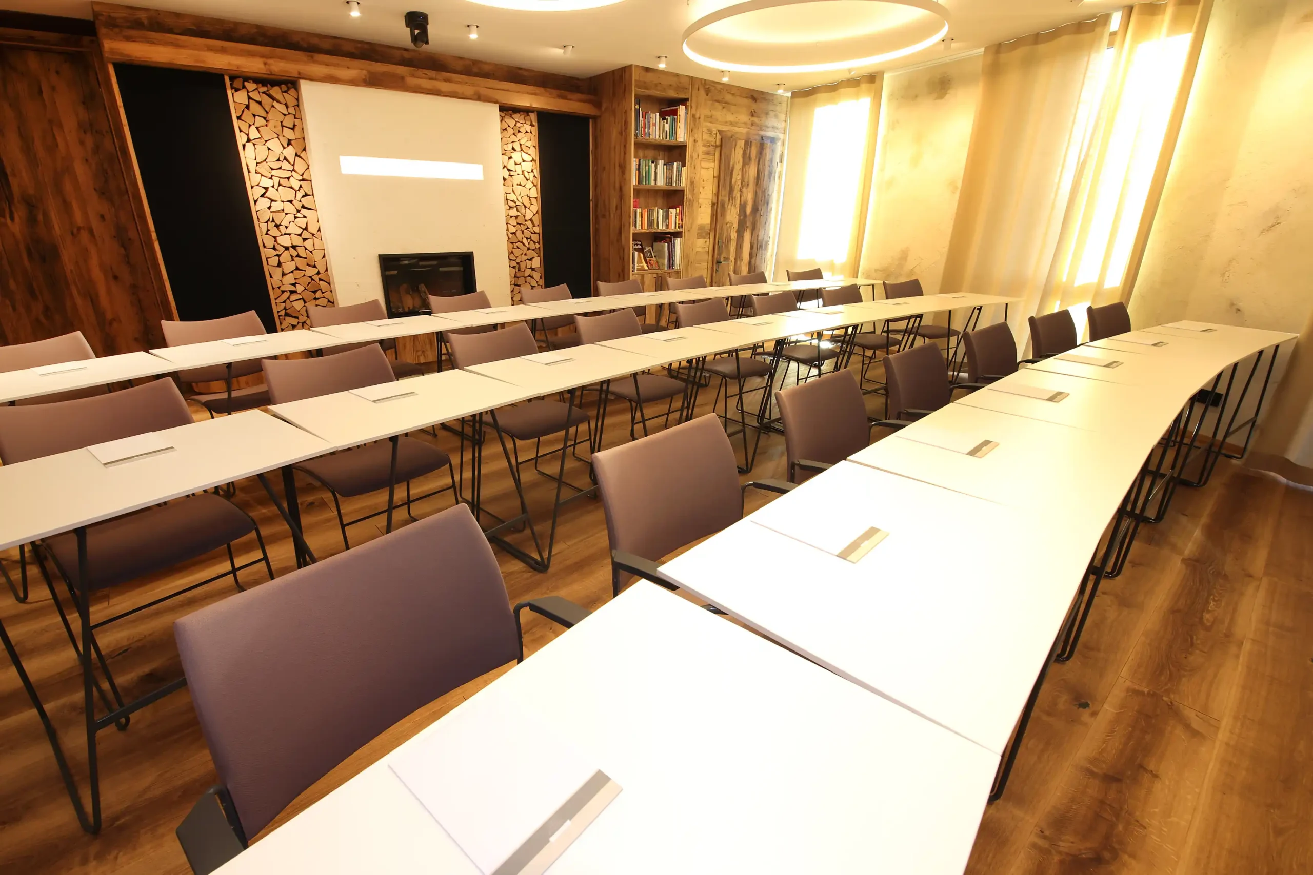 Chalet O Drinnen großer Raum mit Stühlen und Stühlen, Seminar