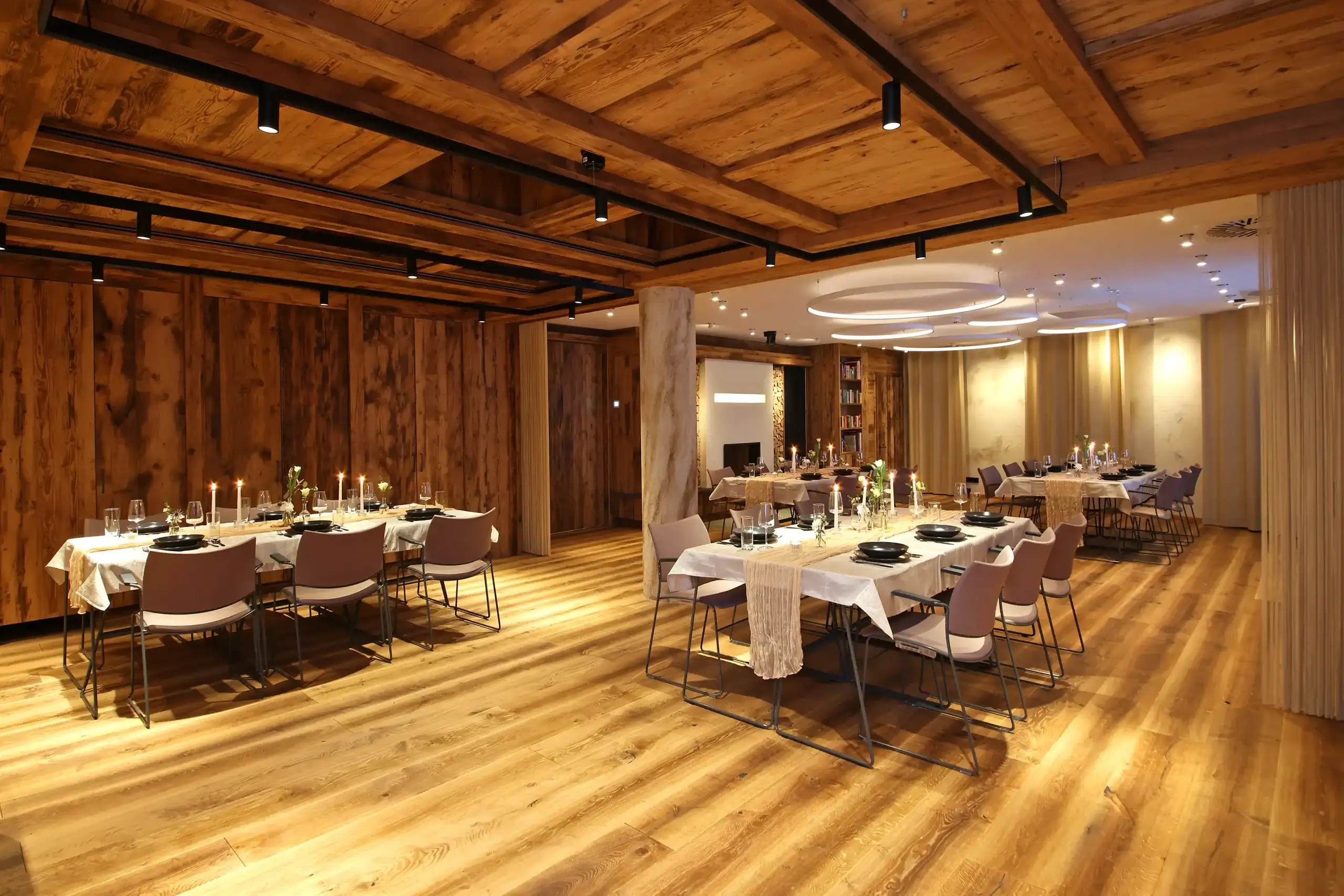 Chalet O großer Raum gedeckte Tische