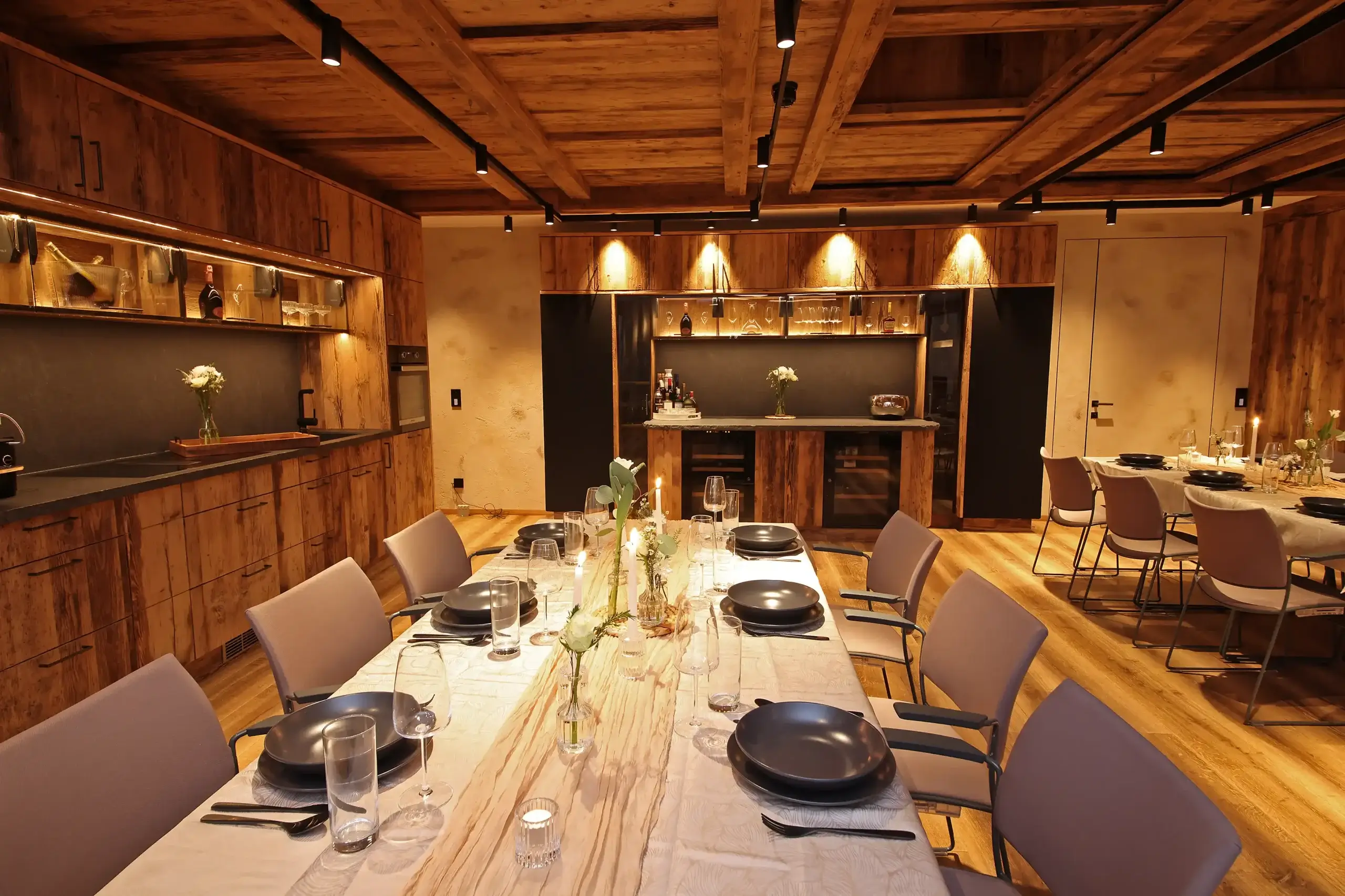 Chalet O großer Raum gedeckte Tische