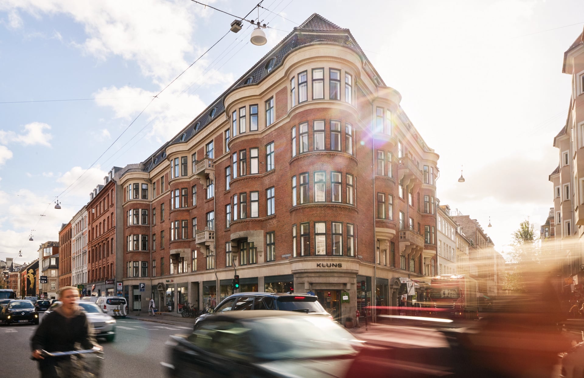 Markant hjørneejendom ved Værnedamsvej med boliger og erhverv i et af Københavns mest levende kvarterer tæt på caféer, specialbutikker og offentlig transport.