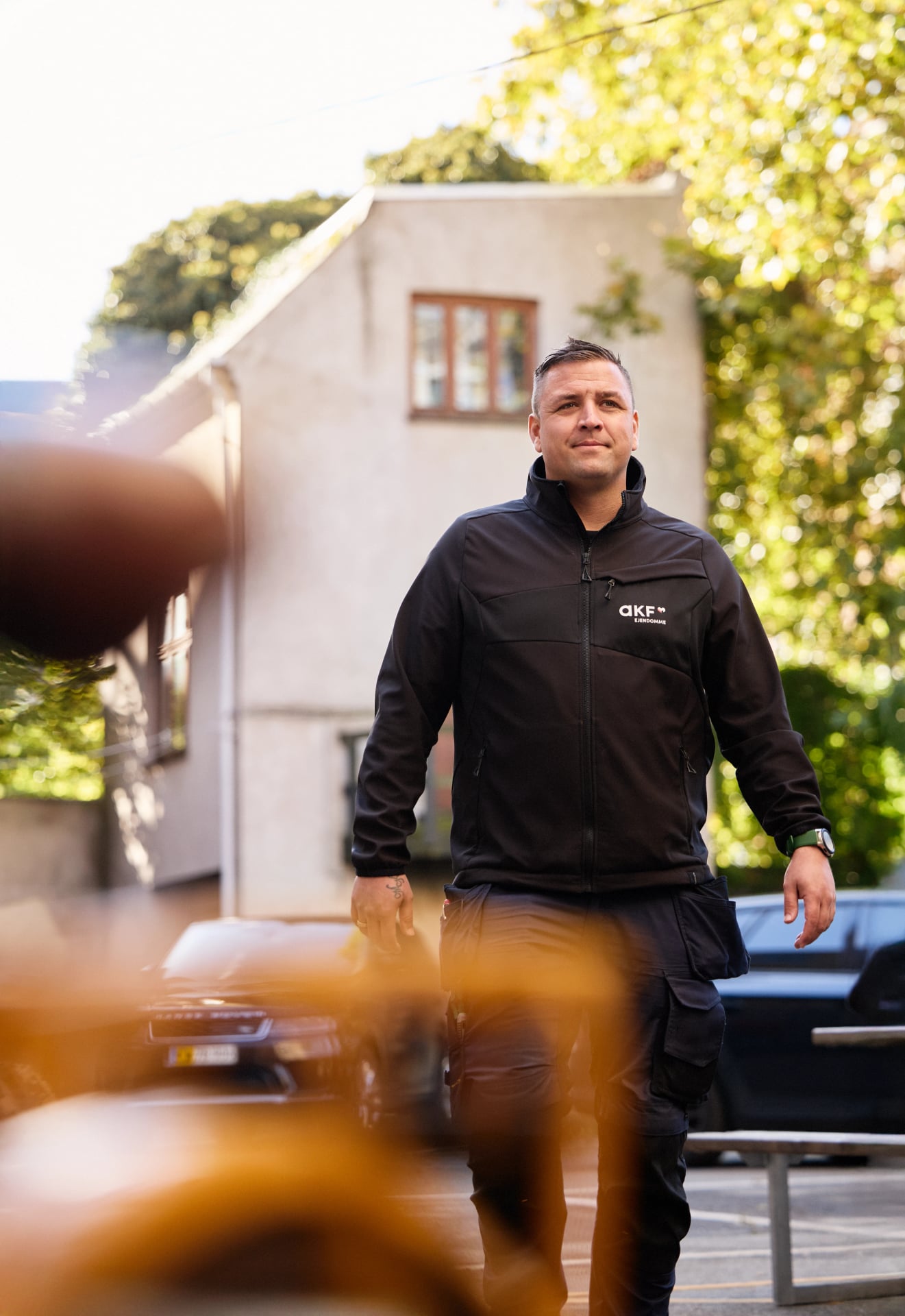 Medarbejder ved ejendommen på Gammel Kongevej 51 og Værnedamsvej 18-20 – en markant hjørneejendom, hvor byliv, erhverv og hverdagsliv mødes mellem Frederiksberg og Vesterbro.