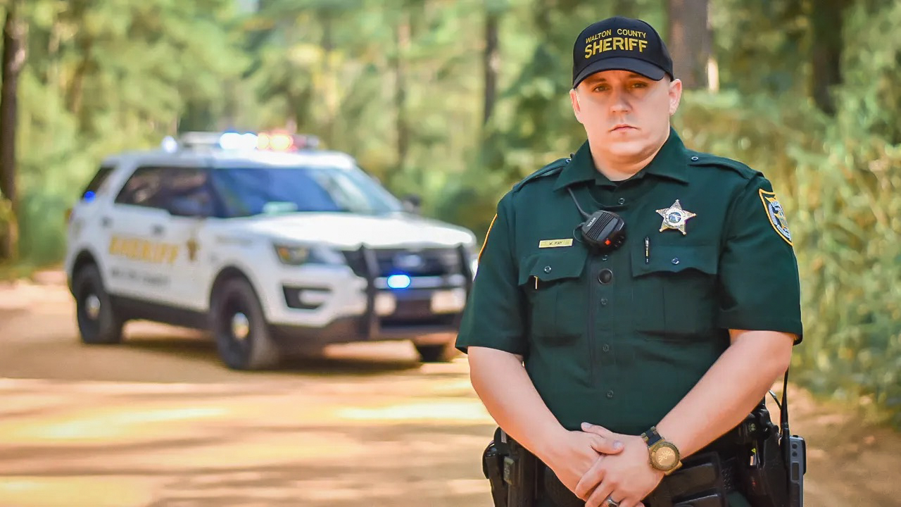 Florida deputy killed in shootout with suspect outside store