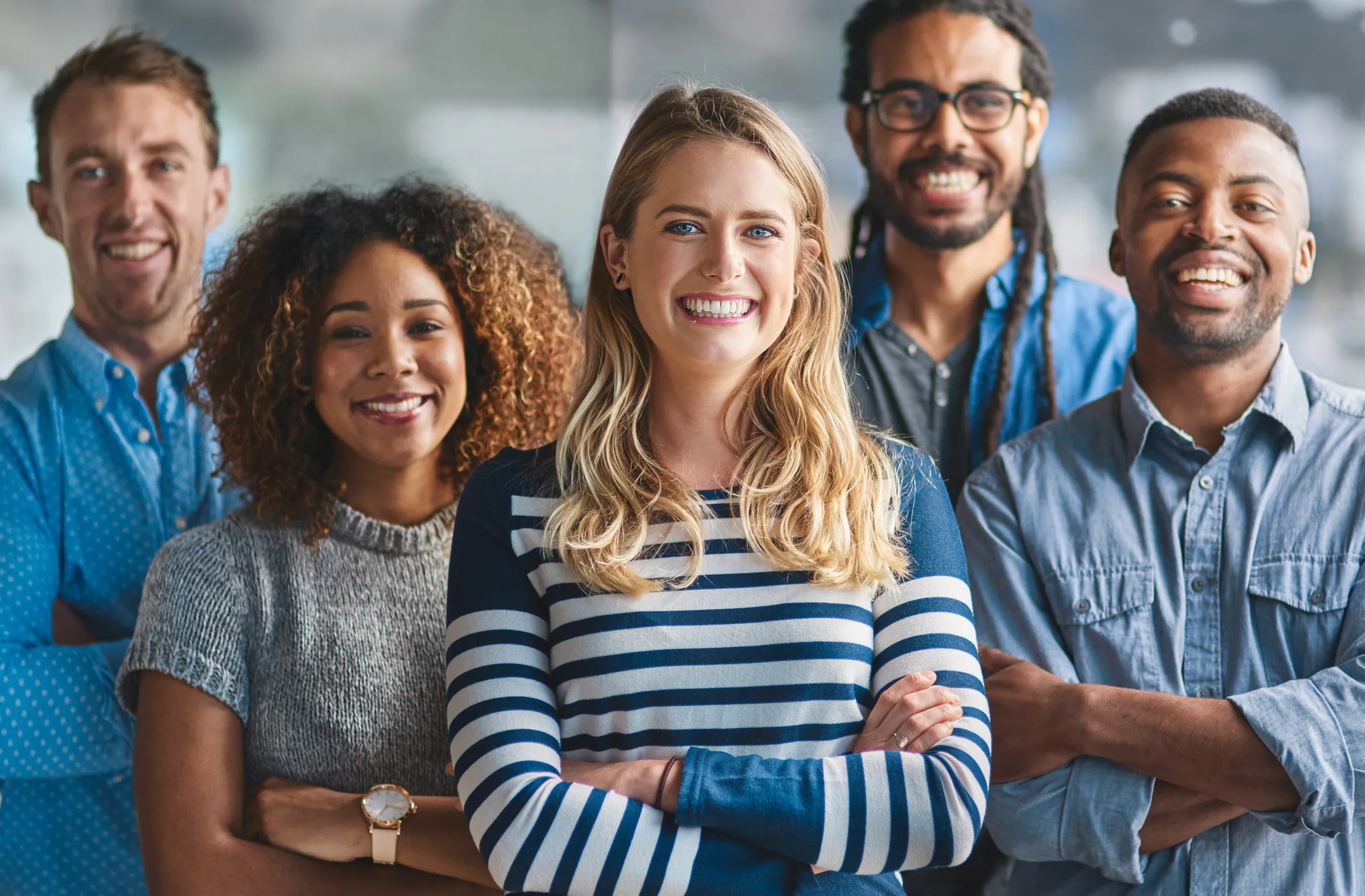 Diverse group of adults smiling at Bildungsakademie for Weiterbildung and Bildung opportunities together.
