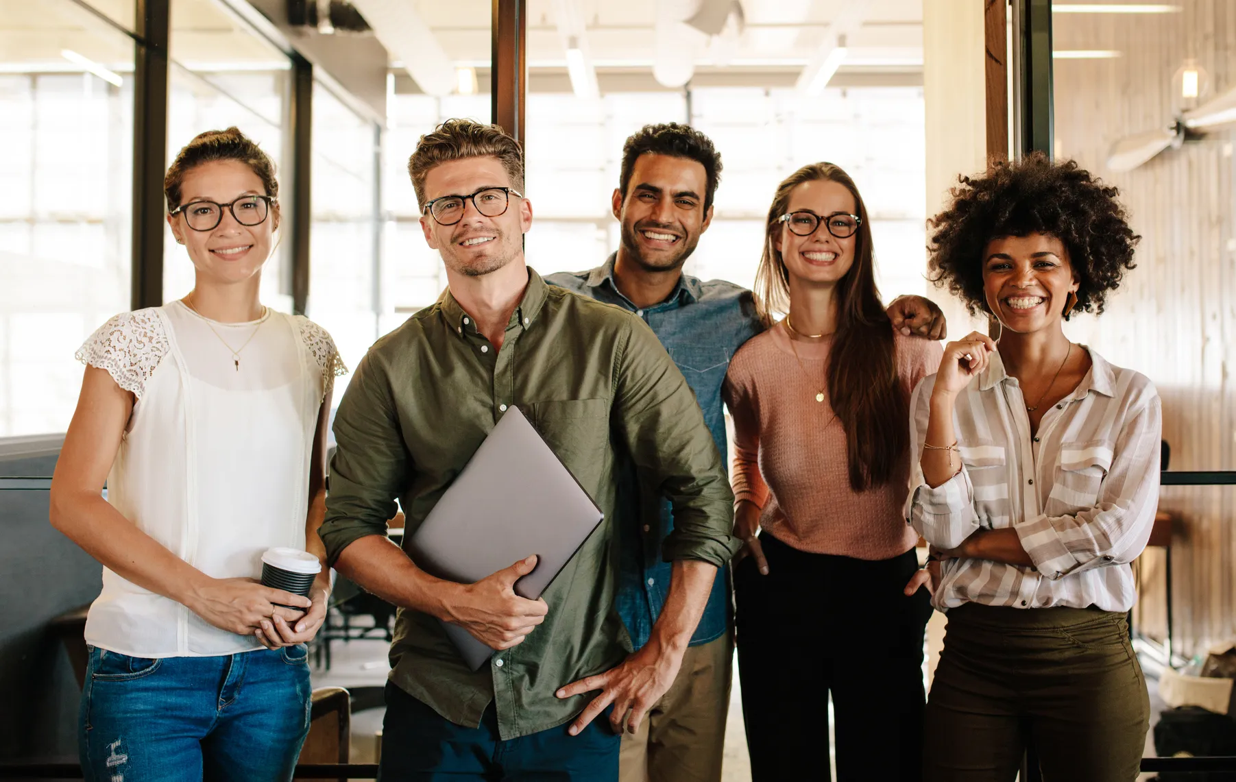 Diverse group of professionals at Bildungsakademie, focused on Bildung and Weiterbildung, standing together confidently.