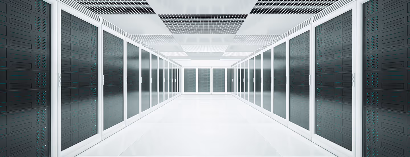 Langer, heller Serverraum mit Reihen von schwarzen Serverschränken auf beiden Seiten.