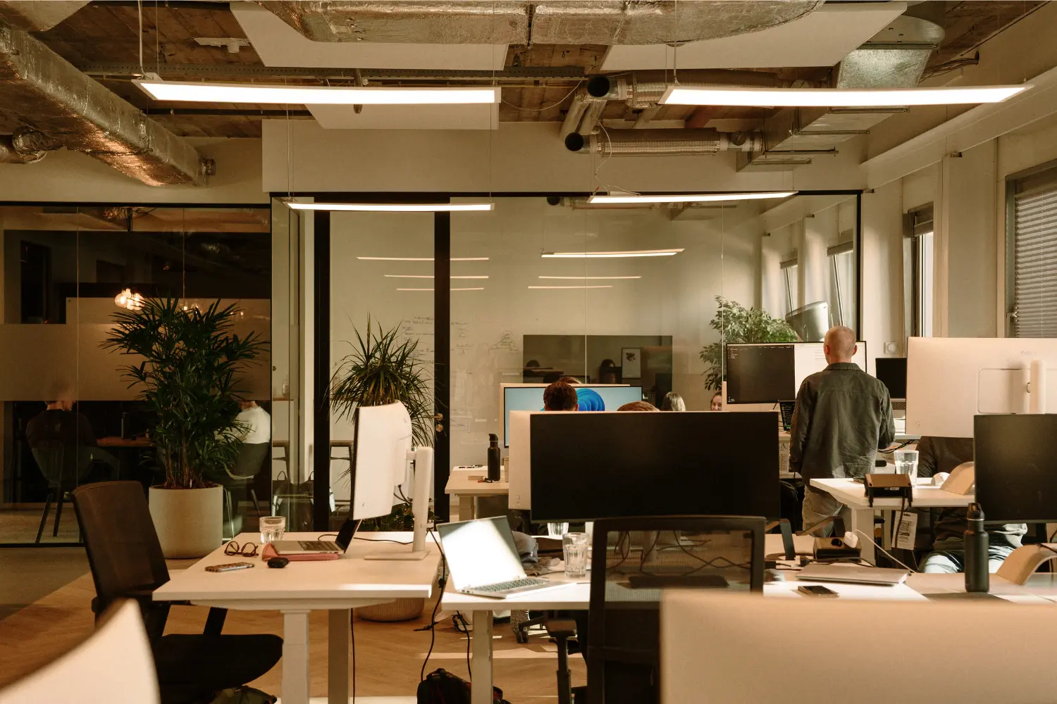 Kantooromgeving waar data analyse en dashboards worden besproken