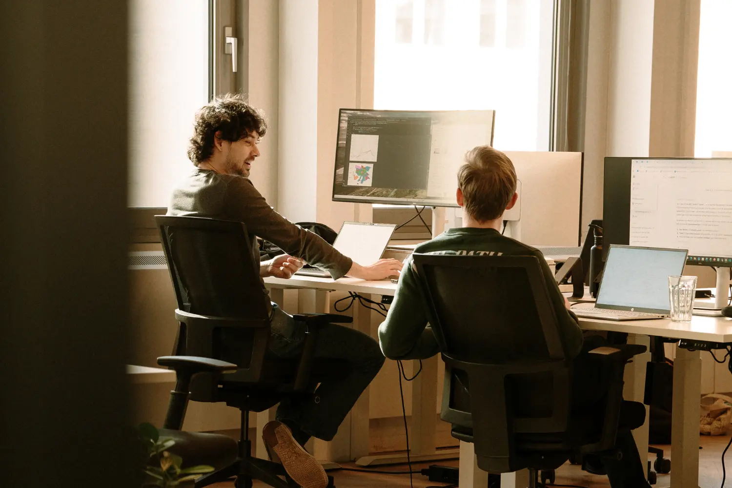 Collega’s bespreken data analyse en dashboards op kantoor