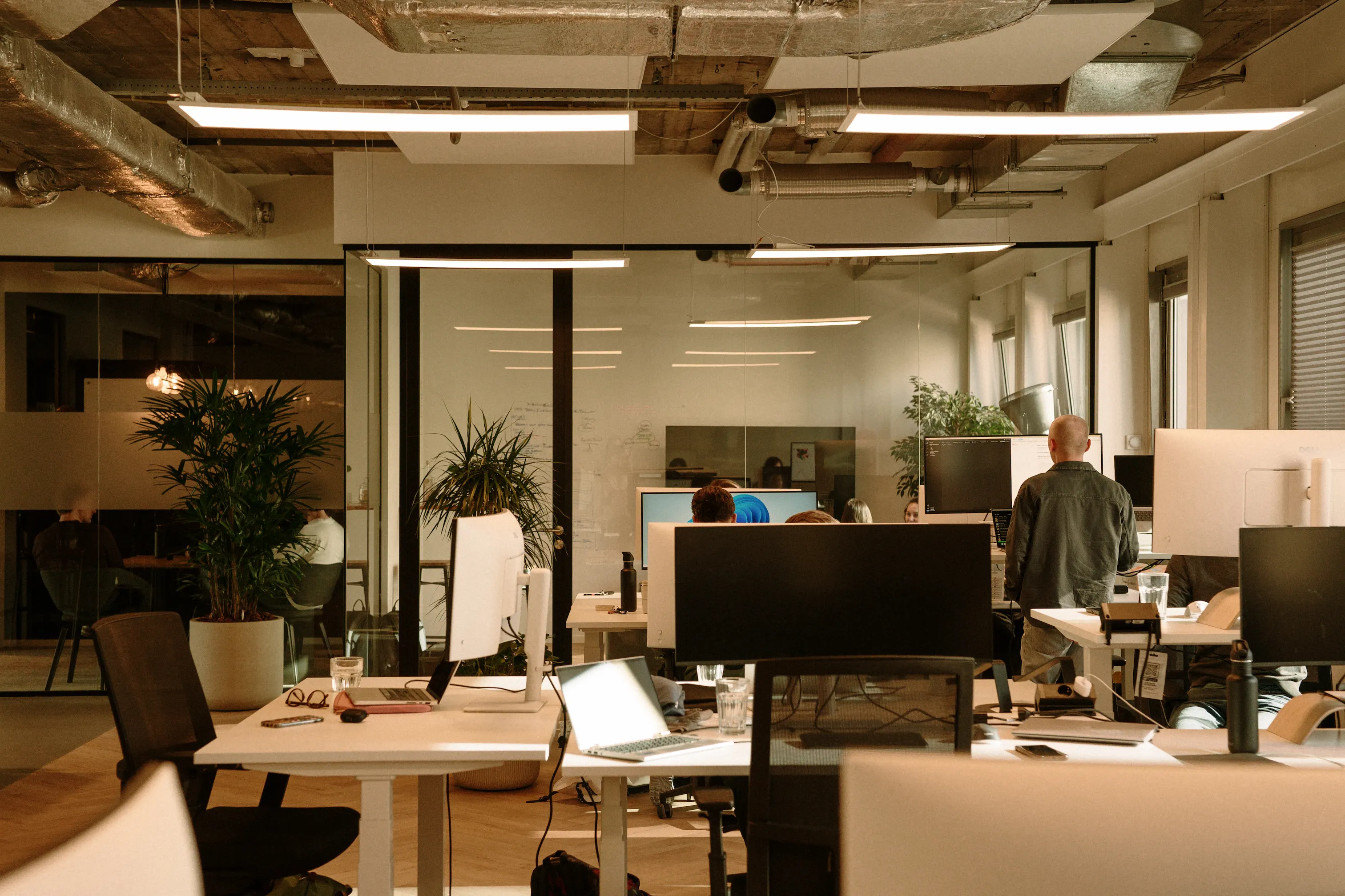 Kantooromgeving waar data analyse en dashboards worden besproken