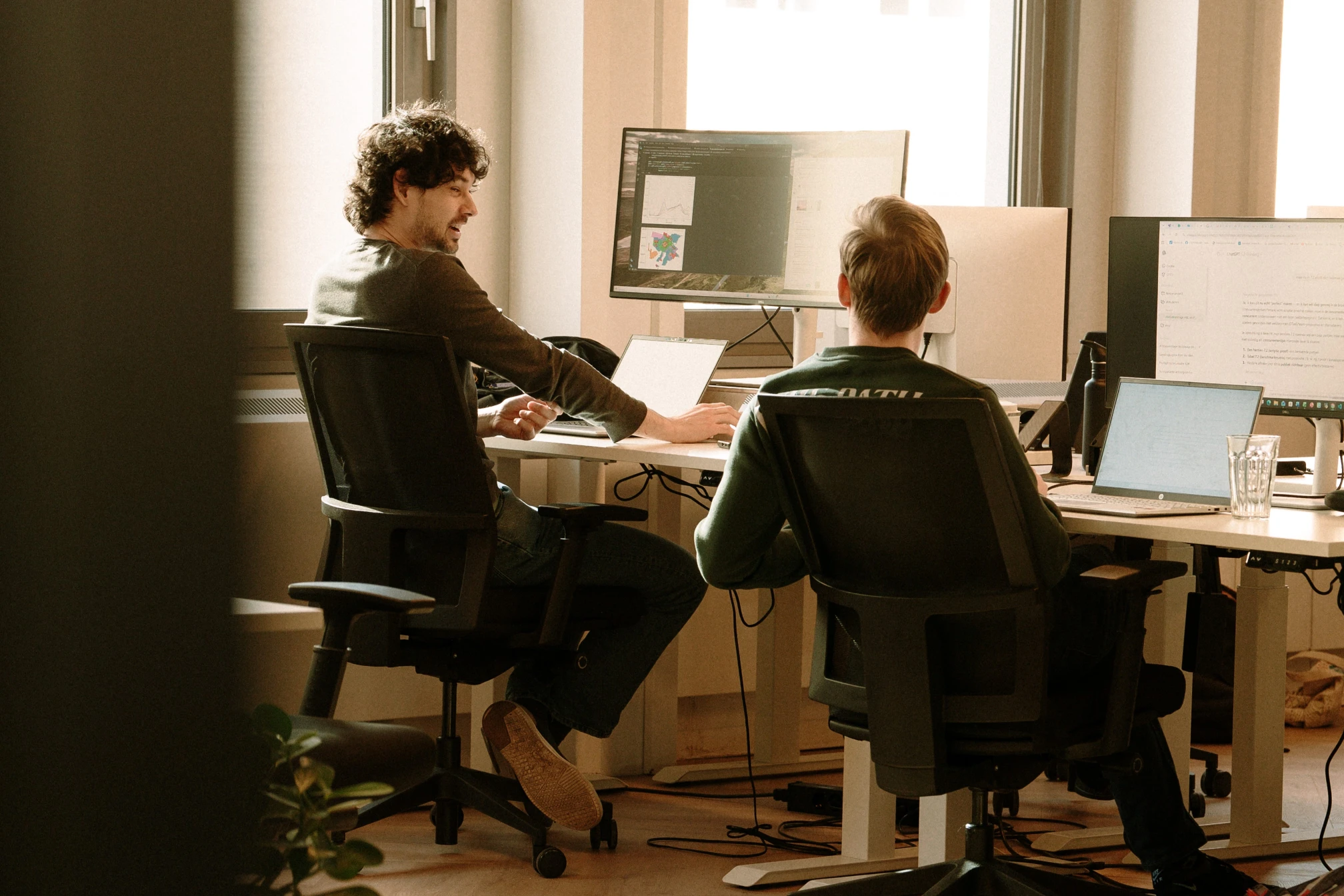 Collega’s bespreken data analyse en dashboards op kantoor