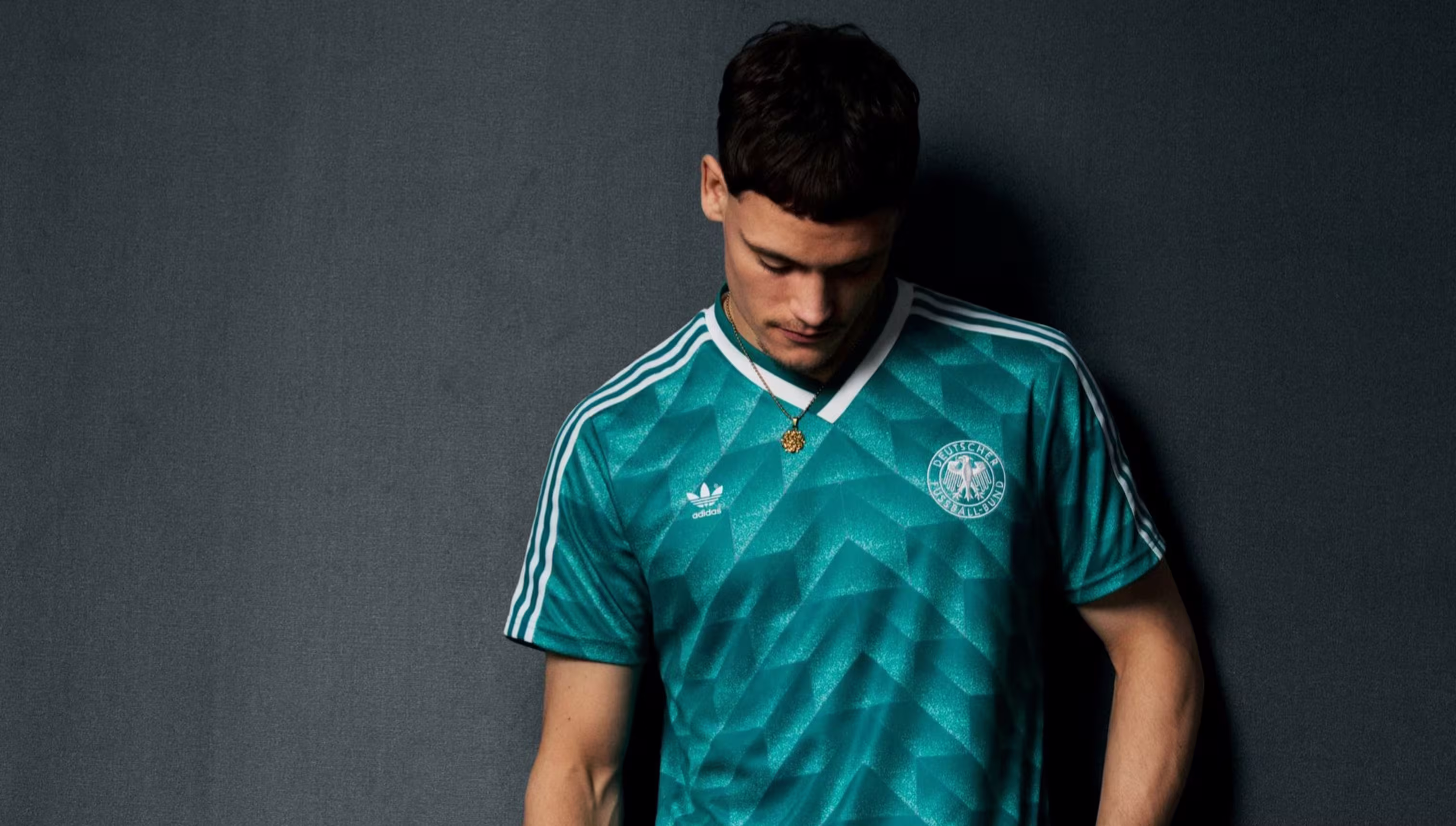Florian Wirtz im 1990-Auswärtstrikot, das Teil der Bringback-Kollektion von adidas ist.