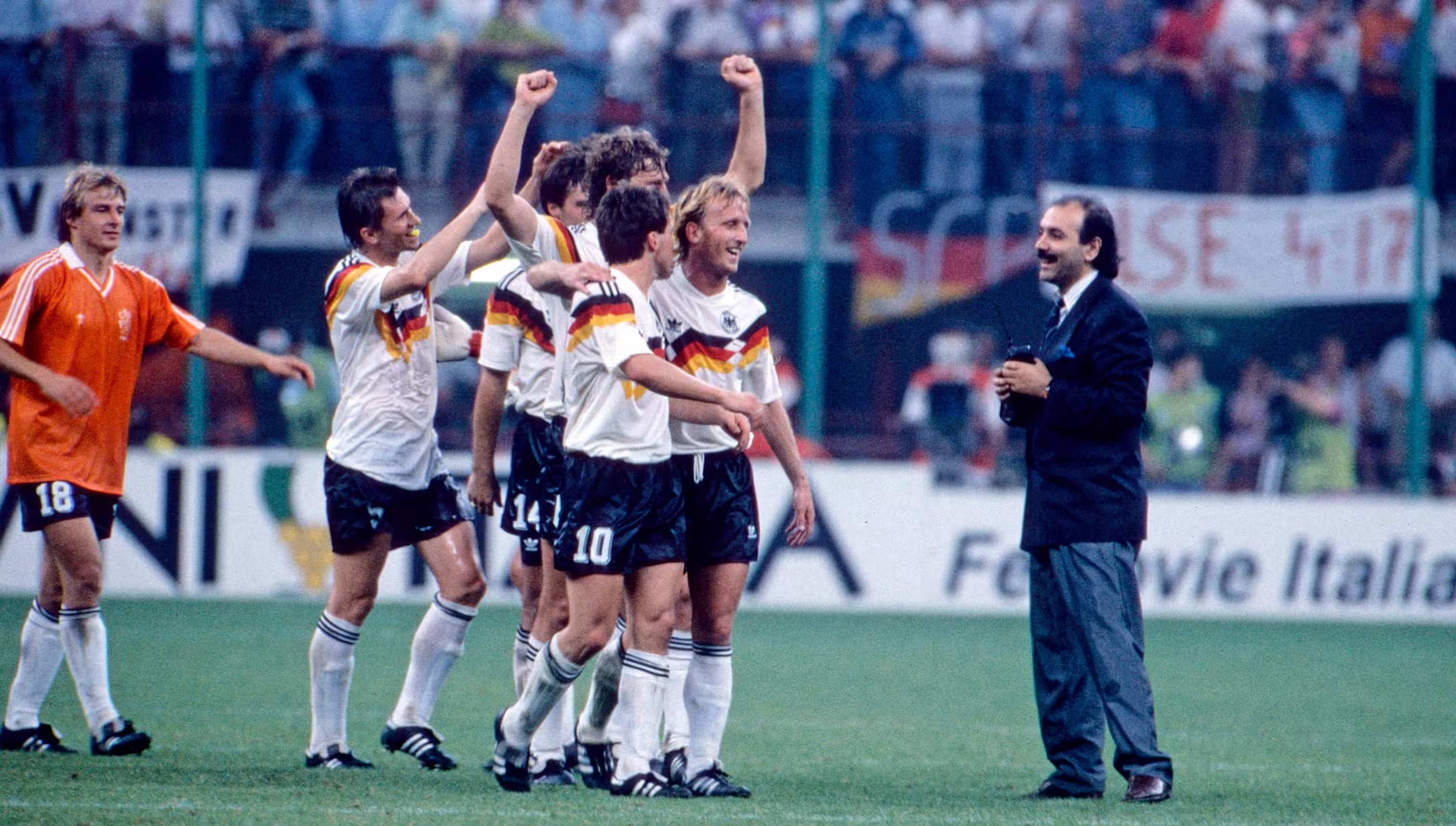 WM 1990 - Achtelfinale - Westdeutschland vs Niederlande WM 1990 in Italien, San Siro (Giuseppe Meazza) in Mailand, Achtelfinale: Westdeutschland vs Niederlande, 2:1. Die westdeutschen Spieler Lothar Matthäus (Nr. 10), Andreas Brehme (Nr. 3), dahinter Guido Buchwald (Nr. 6), Thomas Berthold (Nr 14), Klaus Augenthaler (Nr. 5) und Jürgen Klinsmann (Nr. 18), der das Trikot von Ruud Gullit trägt, jubeln auf dem Spielfeld. Mailand Italien Copyright: xUnitedxArchivesx xSvenxSimonxSportx SVS_95020001721