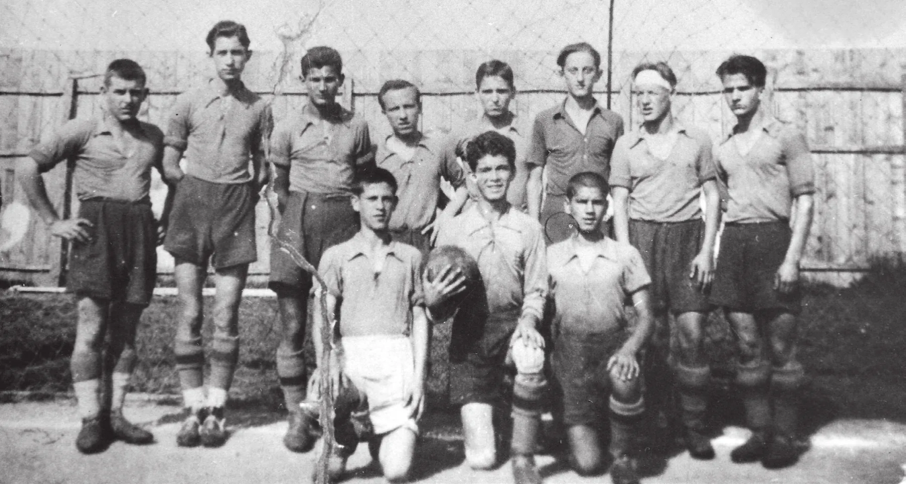 Јуниори Борца 1936. године: Мишо Хорват, Неџад Шврака, Л. Михајловић, Ахмет Ћејван, Рахмија Каденић, Мићо Радаковић, Алија Османчевић, Бего Шибаловић (стоје), Мухарем Ганић, Рифет Муфтић и Јусуф Селман (чуче)