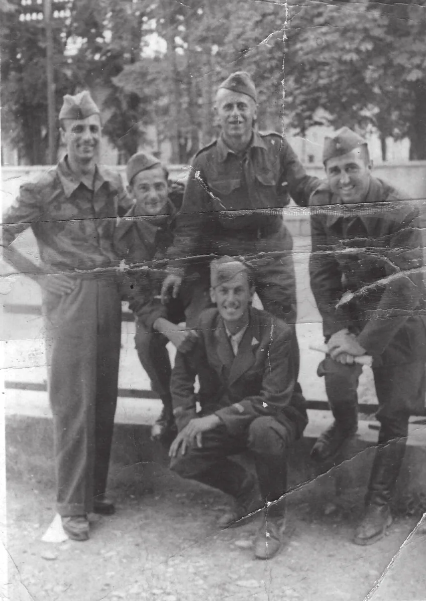 Чланови и играчи Борца у ослобођеној Бањалуци 1945. године: Мехмед Рамић, Анте Јуринчић, Емин Ћејван, Хусеин Јашаревић и Азиз Муфтић (чучи)