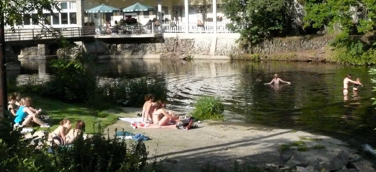 Guests swimming in the Sûre river beside Hotel Dirbach Plage