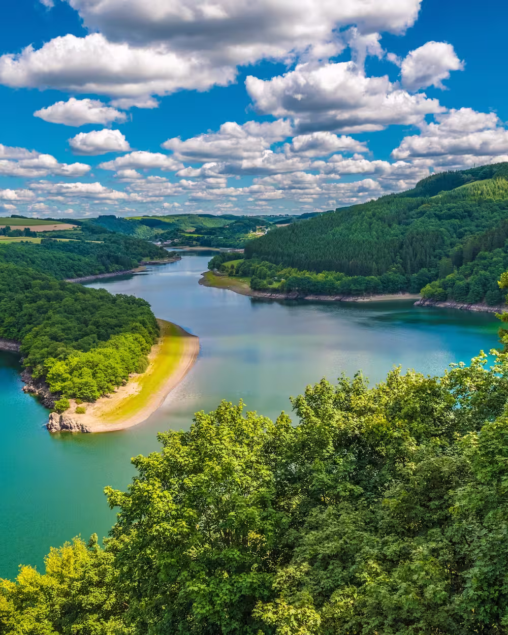 Luftaufnahme des Lac de la Haute-Sûre, umgeben von Wäldern in den Luxemburger Ardennen