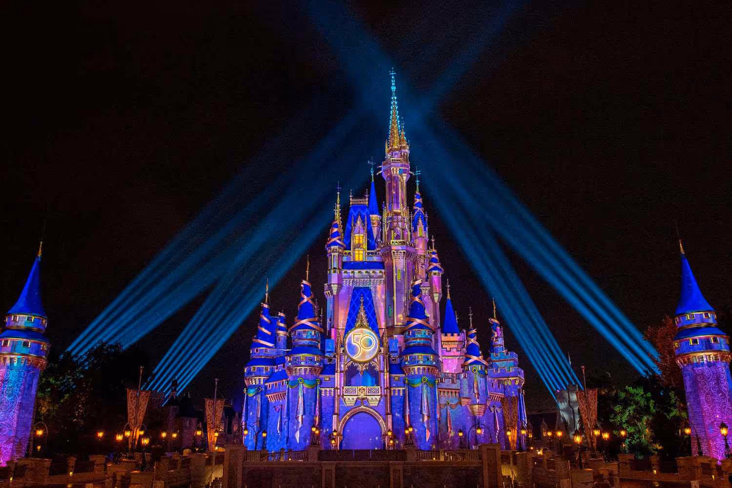 Imagen del castillo de disney de noche