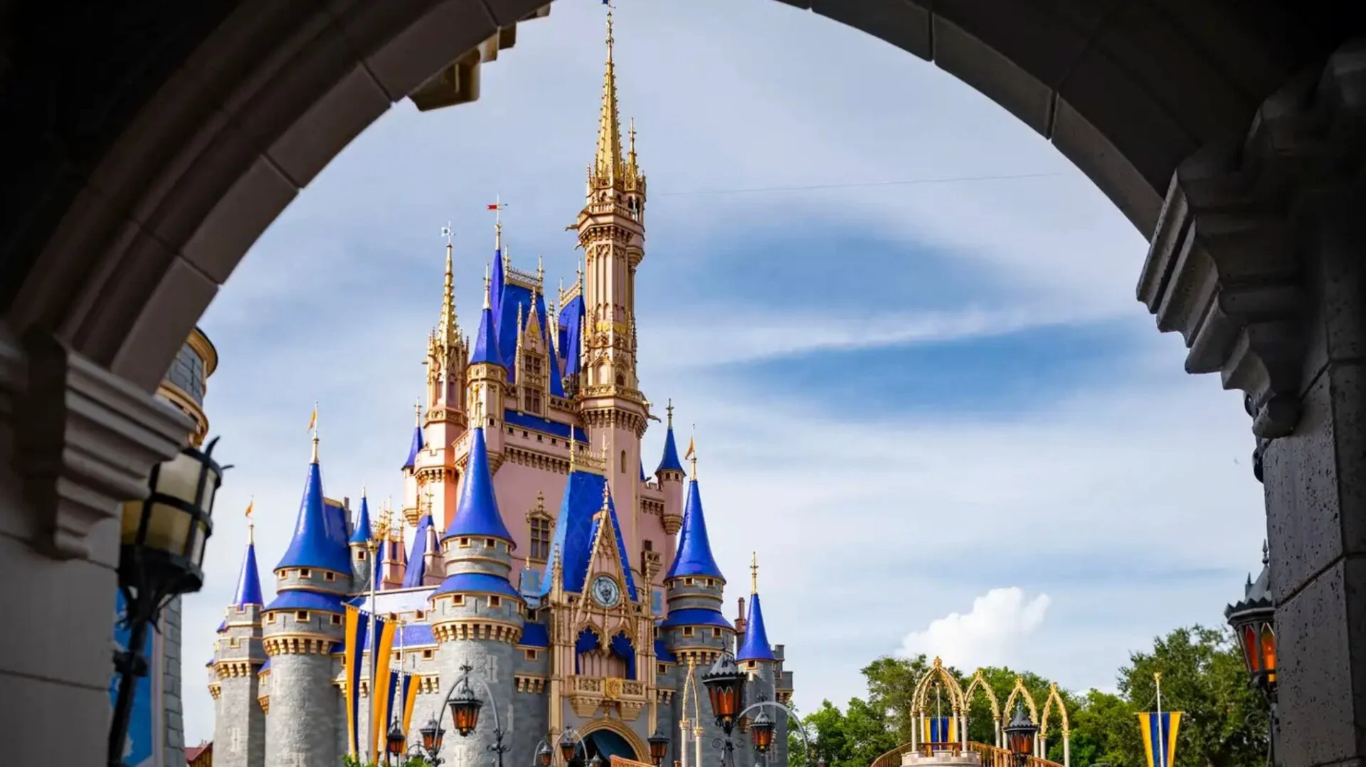 imagen del castillo de cenicienta de magic kingdom en disney orlando