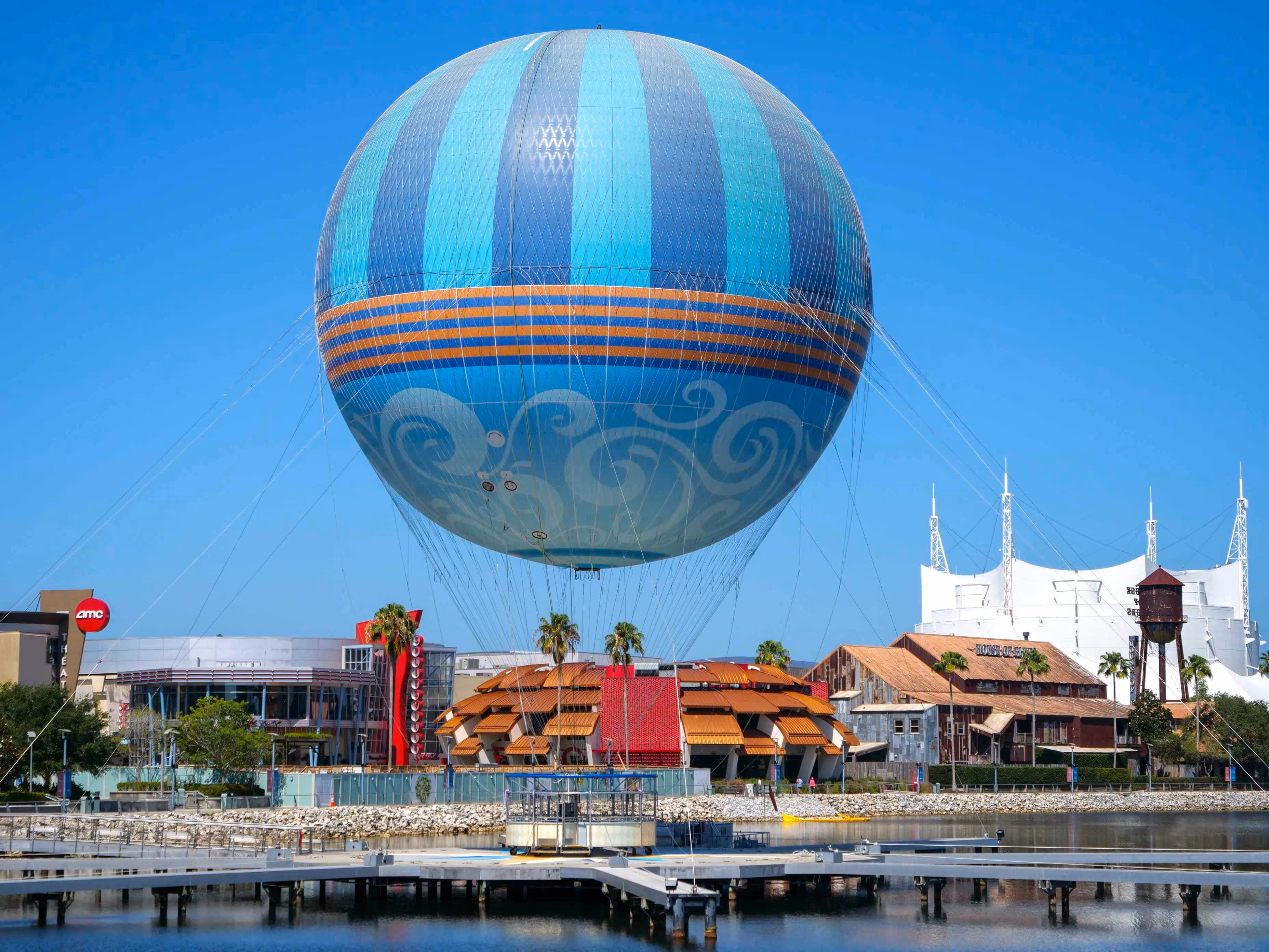 foto del globo de disney springs