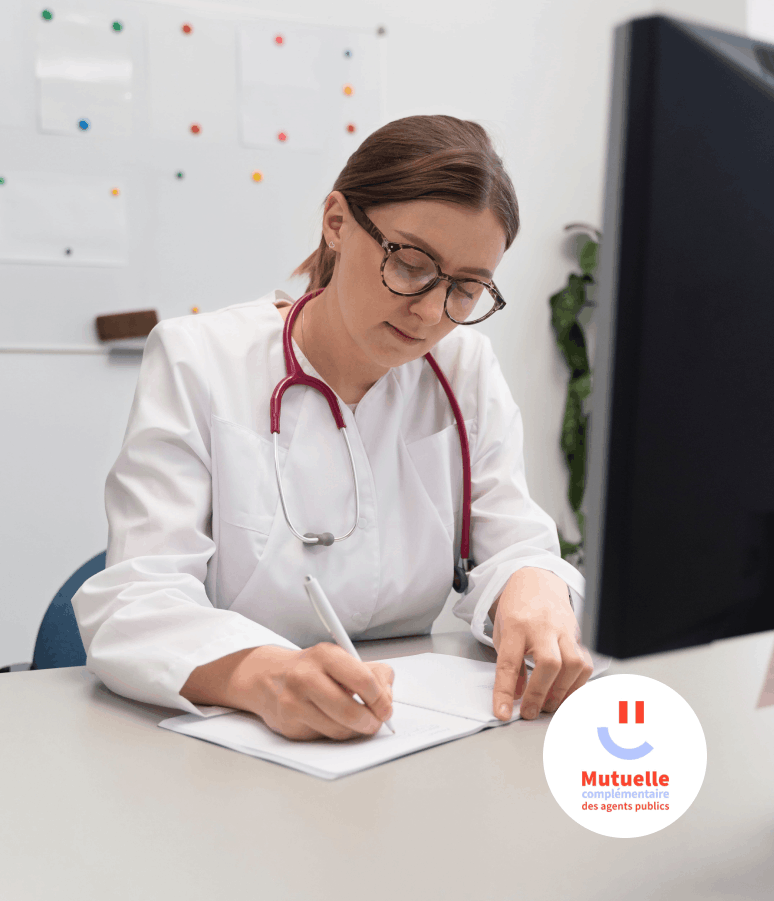 Médecin en blouse blanche avec stéthoscope rouge, écrivant sur un carnet à son bureau.