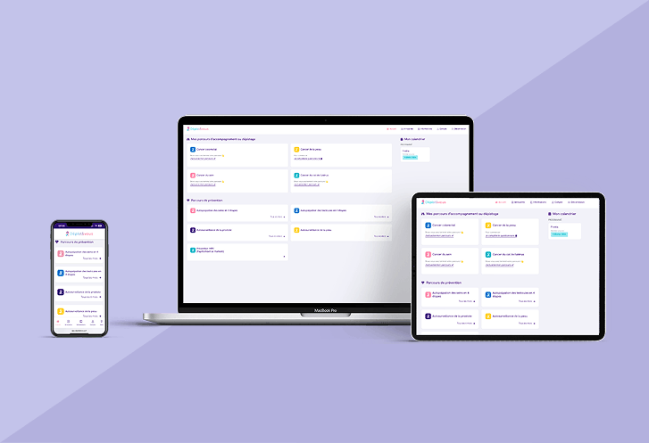Interface d'application pour la gestion de l'accompagnement au déploiement affichée sur un smartphone, un ordinateur portable et une tablette, avec des sections pour les parcours d'accompagnement et un calendrier.